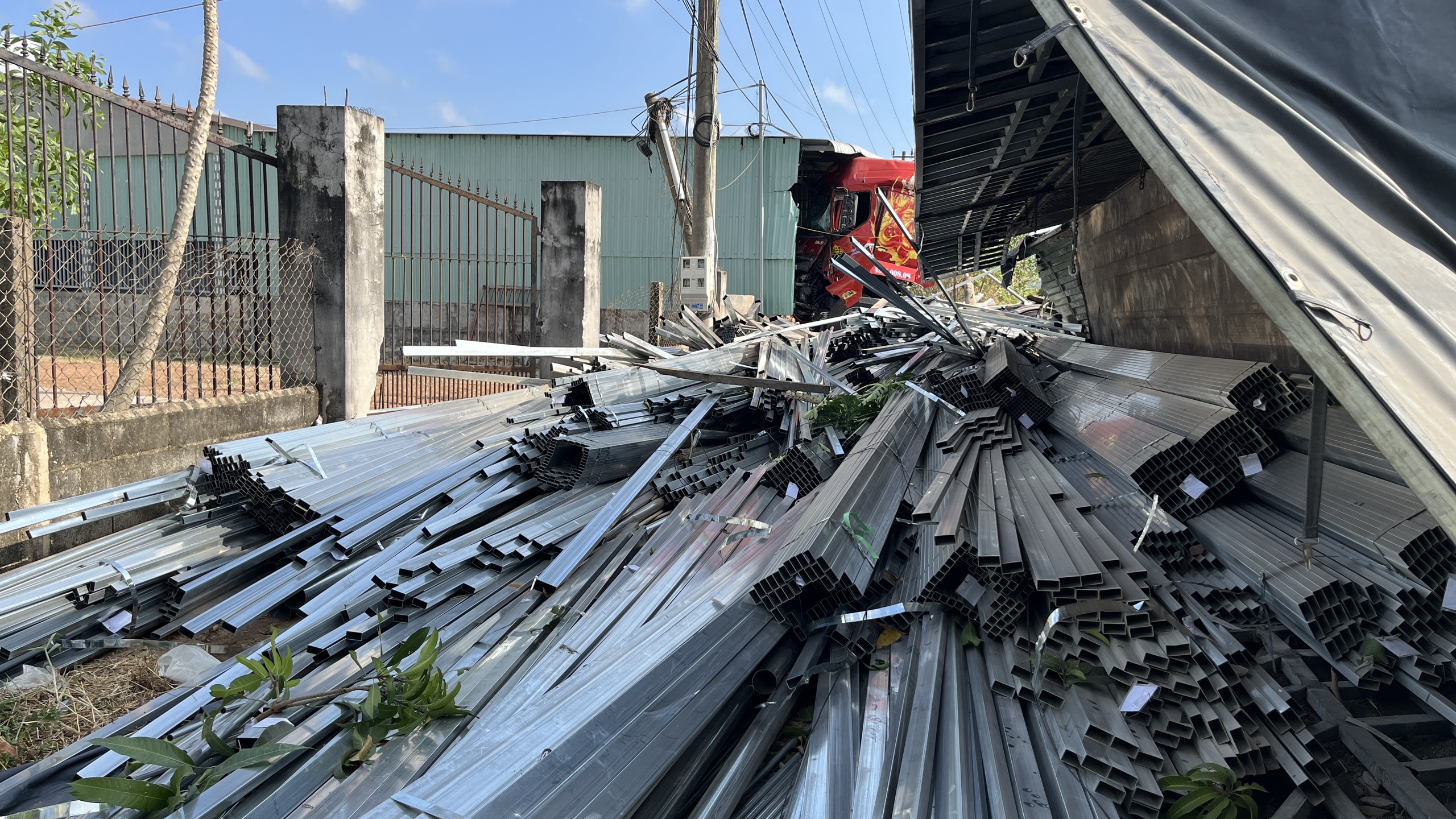 Vật liệu sắt nằm ngổn ngang ven đường 