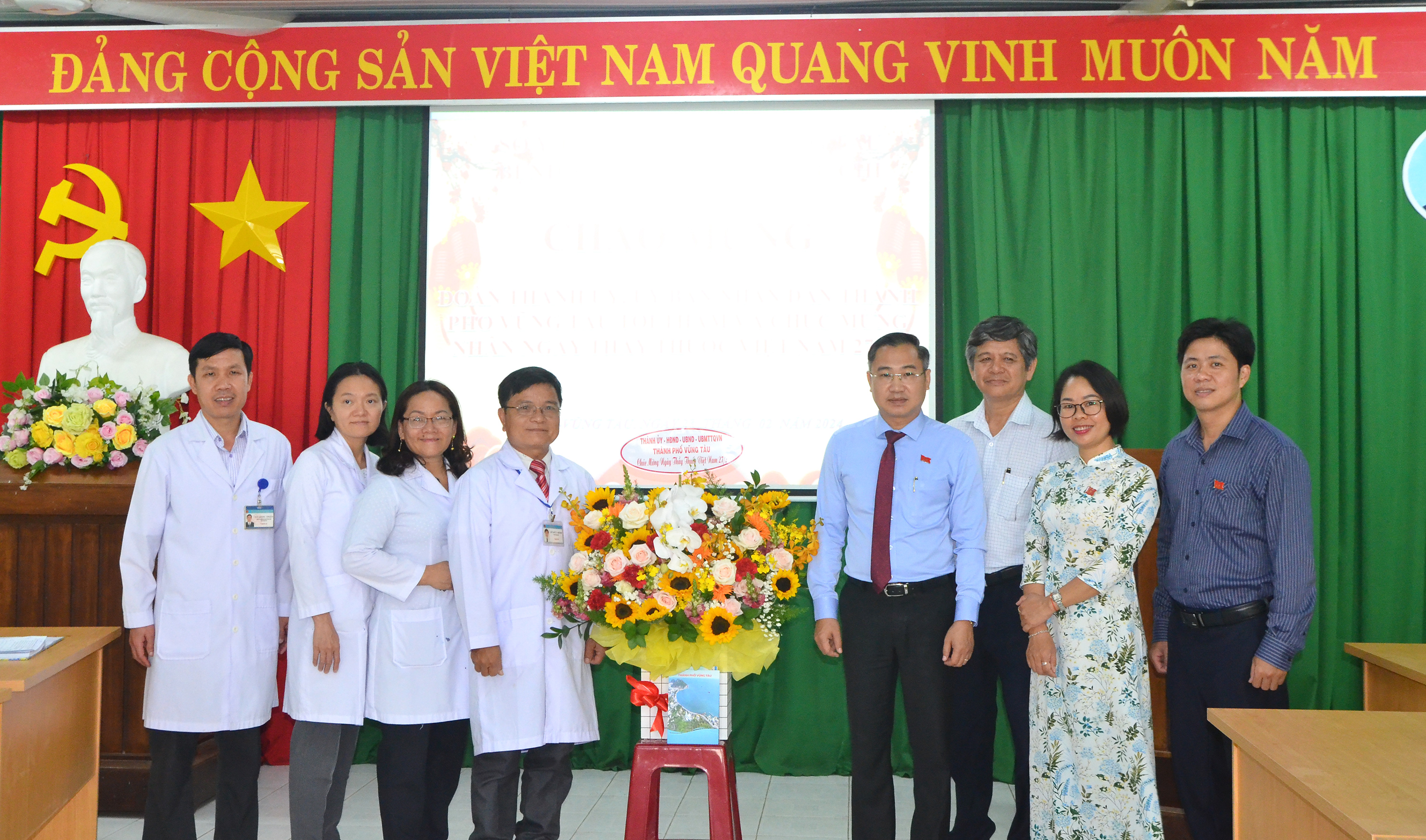 Đoàn do ông Lê Xuân Tú, Trưởng Ban Dân vận Thành ủy Vũng Tàu làm Trưởng đoàn đến thăm, chúc mừng Bệnh viện Phổi Phạm Hữu Chí.