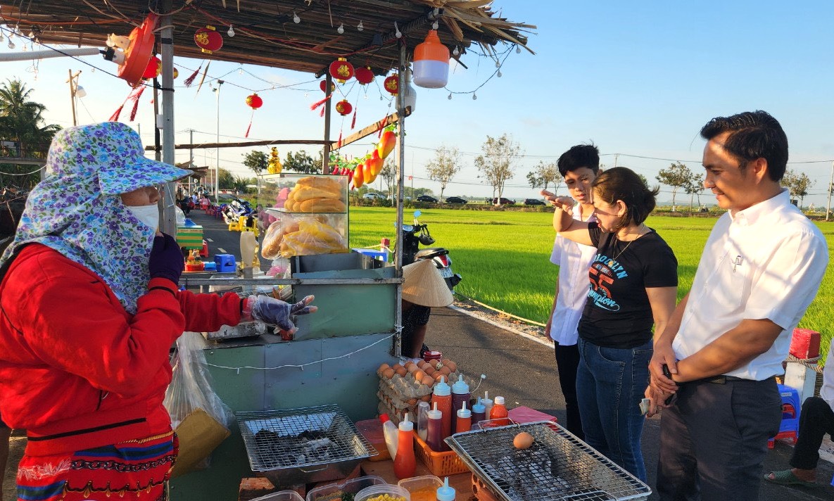 Ông Nguyễn Tường Thành, Chủ tịch UBND xã An Nhứt, huyện Long Điền thăm hòi bà con bán hàng tại chợ.