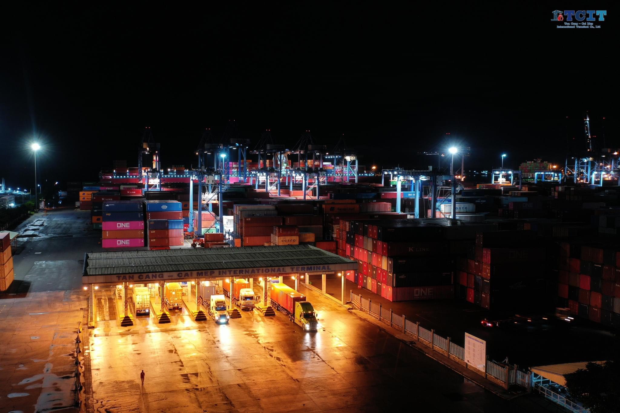 21h, tại cầu cảng Gemalink, những ngọn đèn sáng rực, âm thanh của máy móc khiến cảng sôi động. Những chiếc xe tải nối tiếp nhau nhận thùng container rồi rời đi.