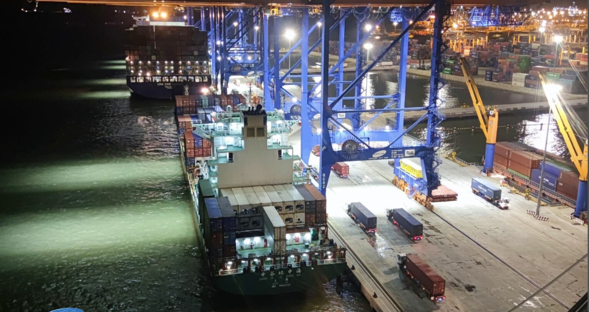 21h, tại cầu cảng Gemalink, những ngọn đèn sáng rực, âm thanh của máy móc khiến cảng sôi động. Những chiếc xe tải nối tiếp nhau nhận thùng container rồi rời đi.