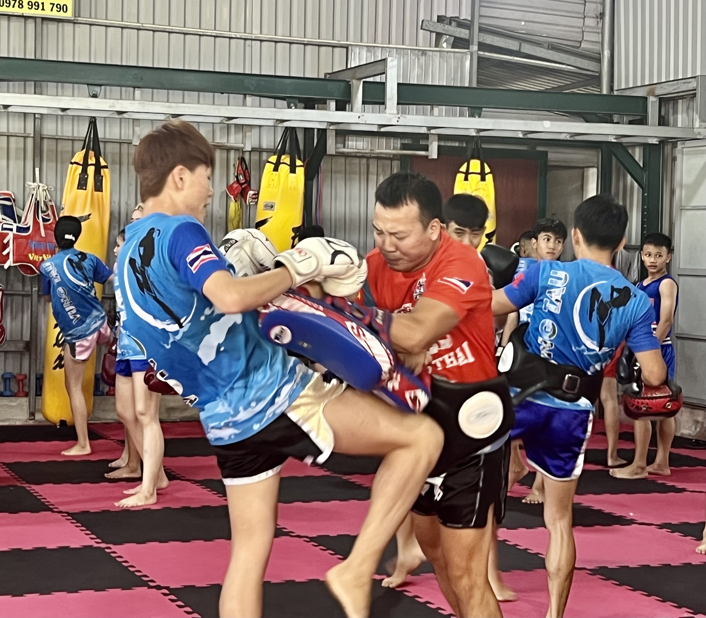 VĐV môn muay Thái tập luyện sau kì nghỉ Tết.