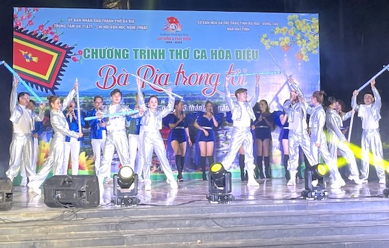 Tiết mục ca múa Bà Rịa - Vũng Tàu vững bước tương lai, do nghệ sĩ Nhà hát tỉnh biểu diễn.