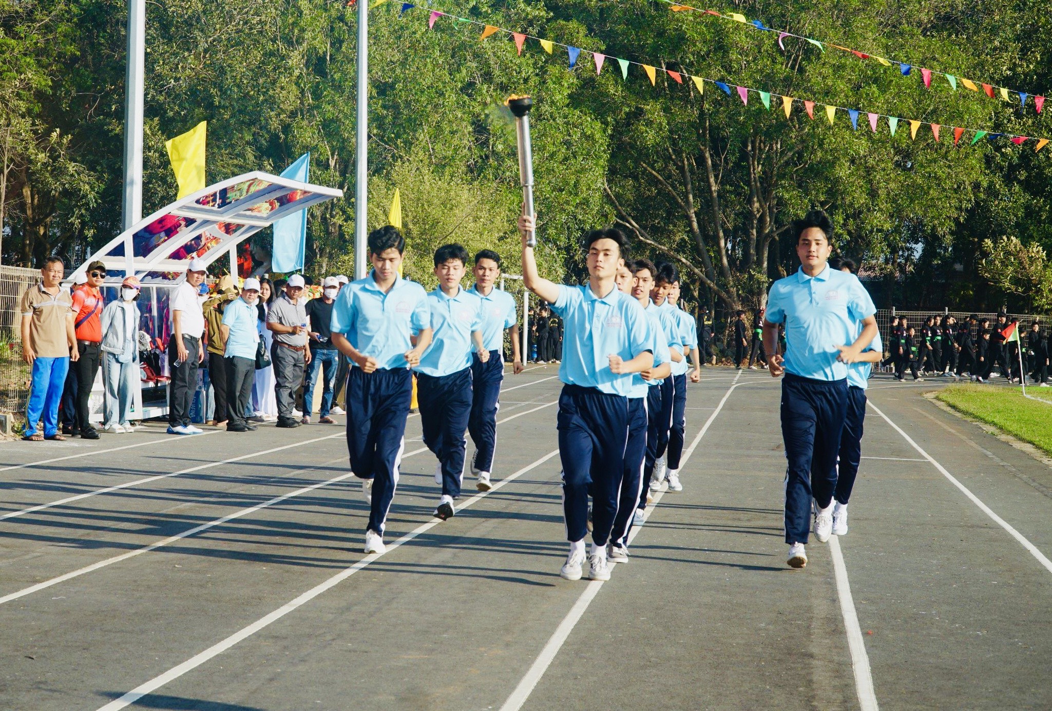 Các VĐV tiêu biểu thực hiện nghi thức rước đuốc tại lễ khai mạc.