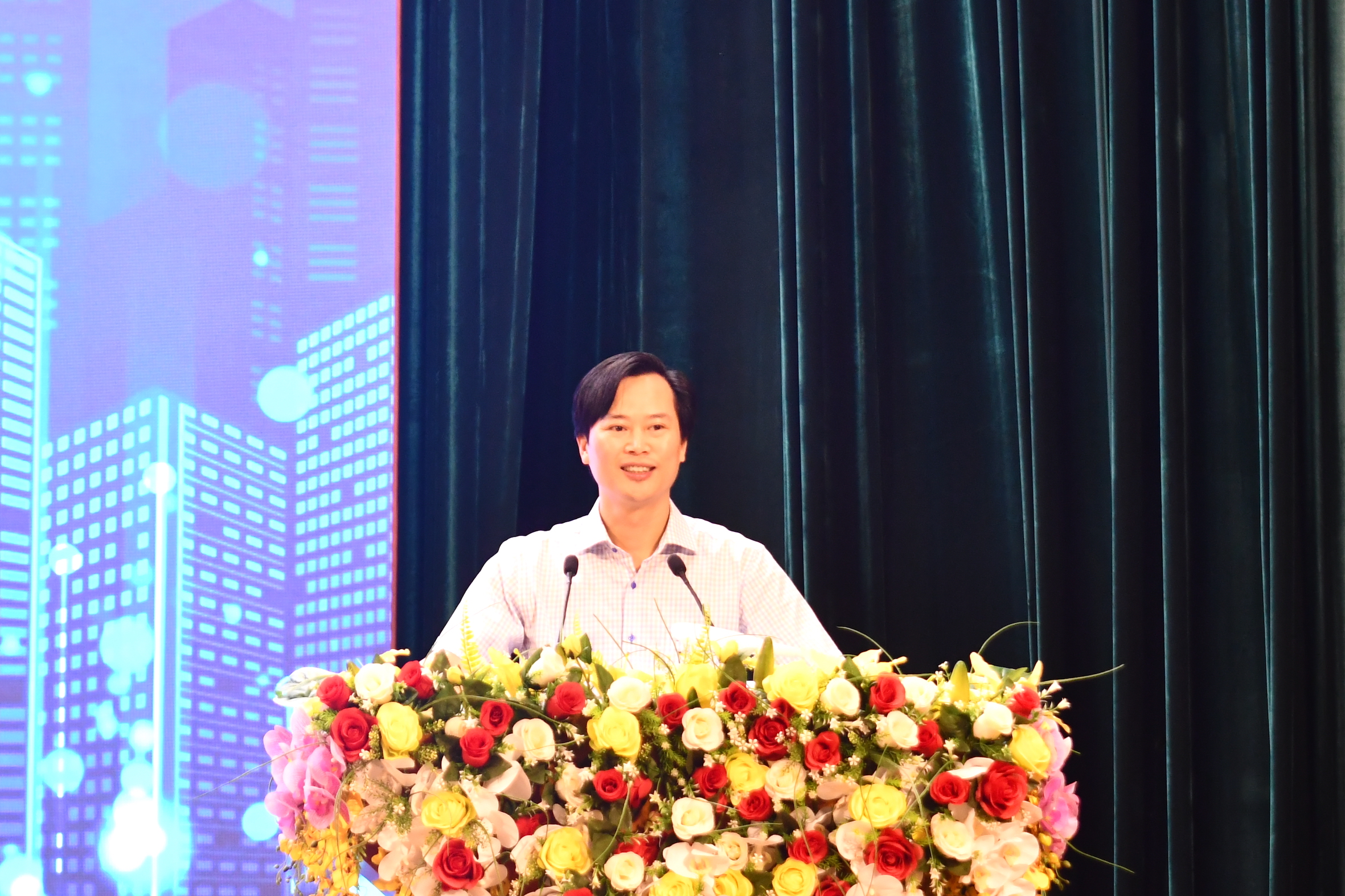 TS. Hoàng Trung Học, Cố vấn cao cấp - Viện đào tạo và phát triển nguồn nhân lực; Trưởng khoa Tâm lý - Giáo dục, Học viện Quản lý Giáo dục, Bộ GD-ĐT, báo cáo viên của chương trình trao đổi chuyên đề về kỹ năng giao tiếp, những kiến thức về văn hóa công sở, đạo đức công vụ.