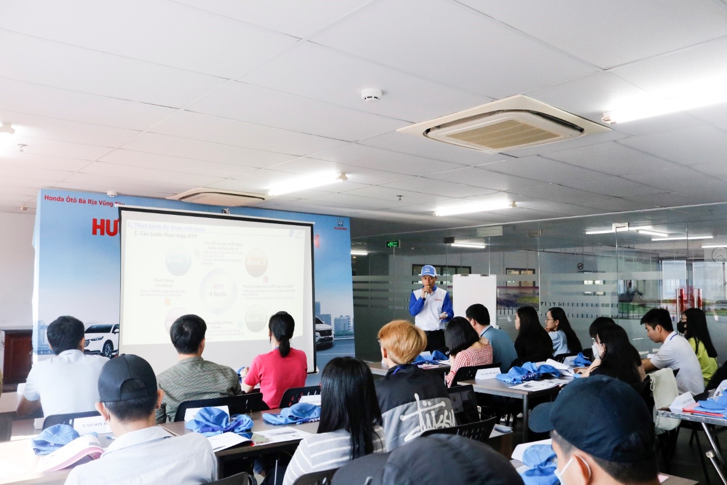 Hướng dẫn viên Honda Ôtô Bà Rịa Vũng Tàu đào tạo lý thuyết.