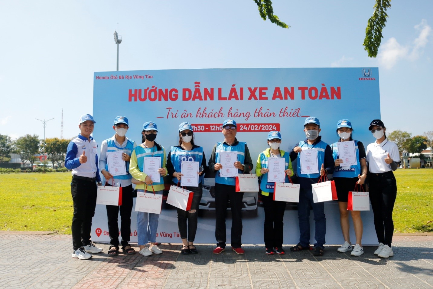Honda Ôtô Bà Rịa Vũng Tàu trao giấy chứng nhận và tặng quà lưu niệm cho các học viên.