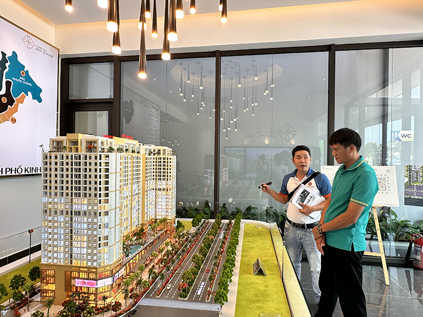 Luật đất đai 2024 được kỳ vọng sẽ gỡ vướng pháp lý, thúc đẩy thị trường bất động sản. Trong ảnh: Khách hàng tìm hiểu dự án Vũng Tàu Centrel Point.