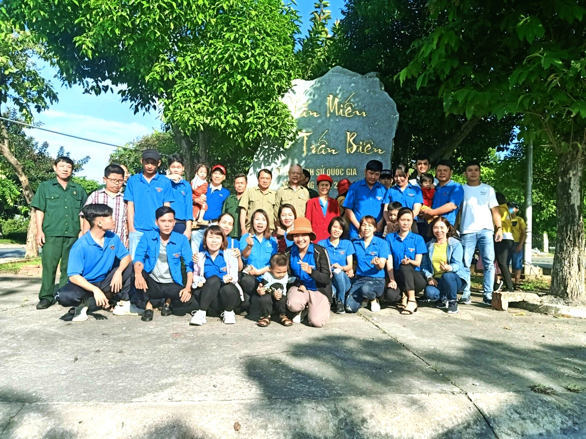 Cựu chiến binh xã Tân Hưng với đoàn viên thanh niên.