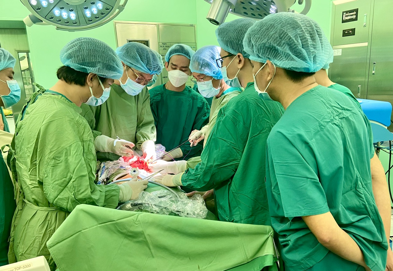 Ngành y tế tỉnh có nhiều tiến bộ vượt bậc trong chăm sóc sức khỏe Nhân dân.  Trong ảnh: Các y, bác sĩ của Bệnh viện Bà Rịa thực hiện một ca phẫu thuật.