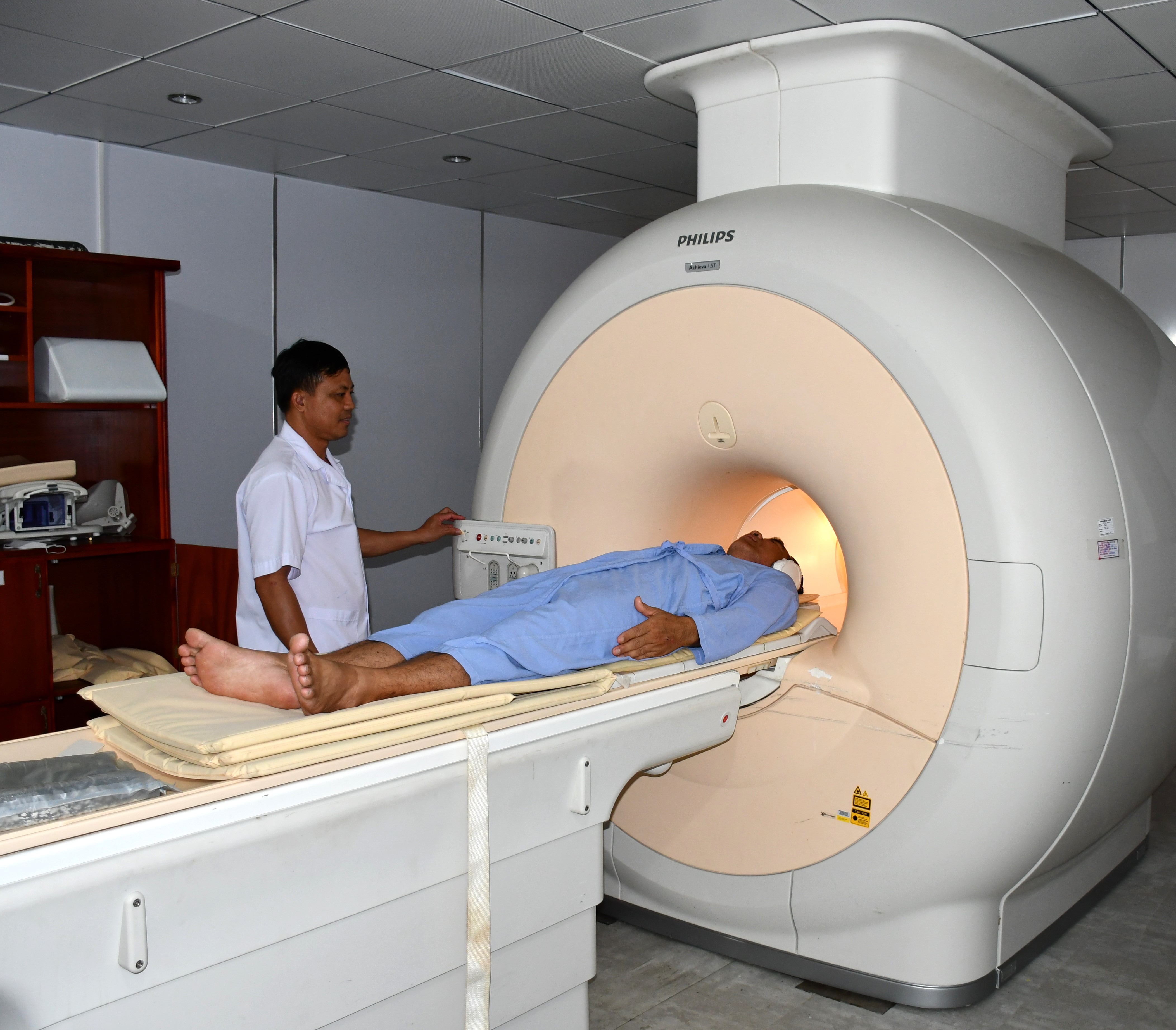 2 bệnh viện đa khoa tuyến tỉnh đã làm chủ được nhiều kỹ thuật cao. Trong ảnh: Nhân viên y tế Bệnh viện Vũng Tàu chuẩn bị chụp MRI cho bệnh nhân.