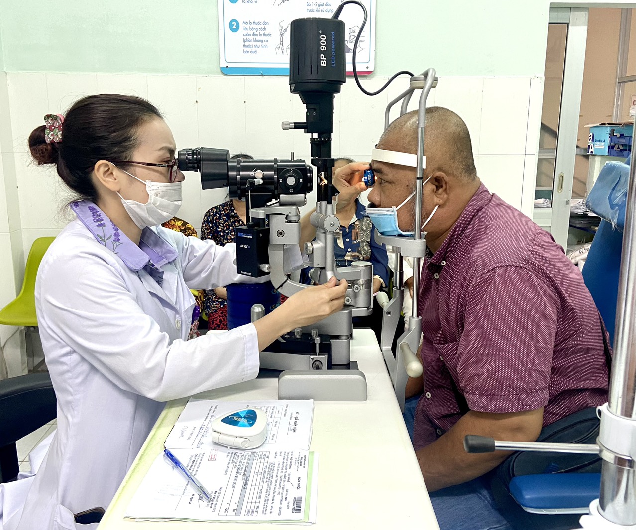 Bác sĩ Bệnh viện Mắt tỉnh khám bệnh cho người dân.