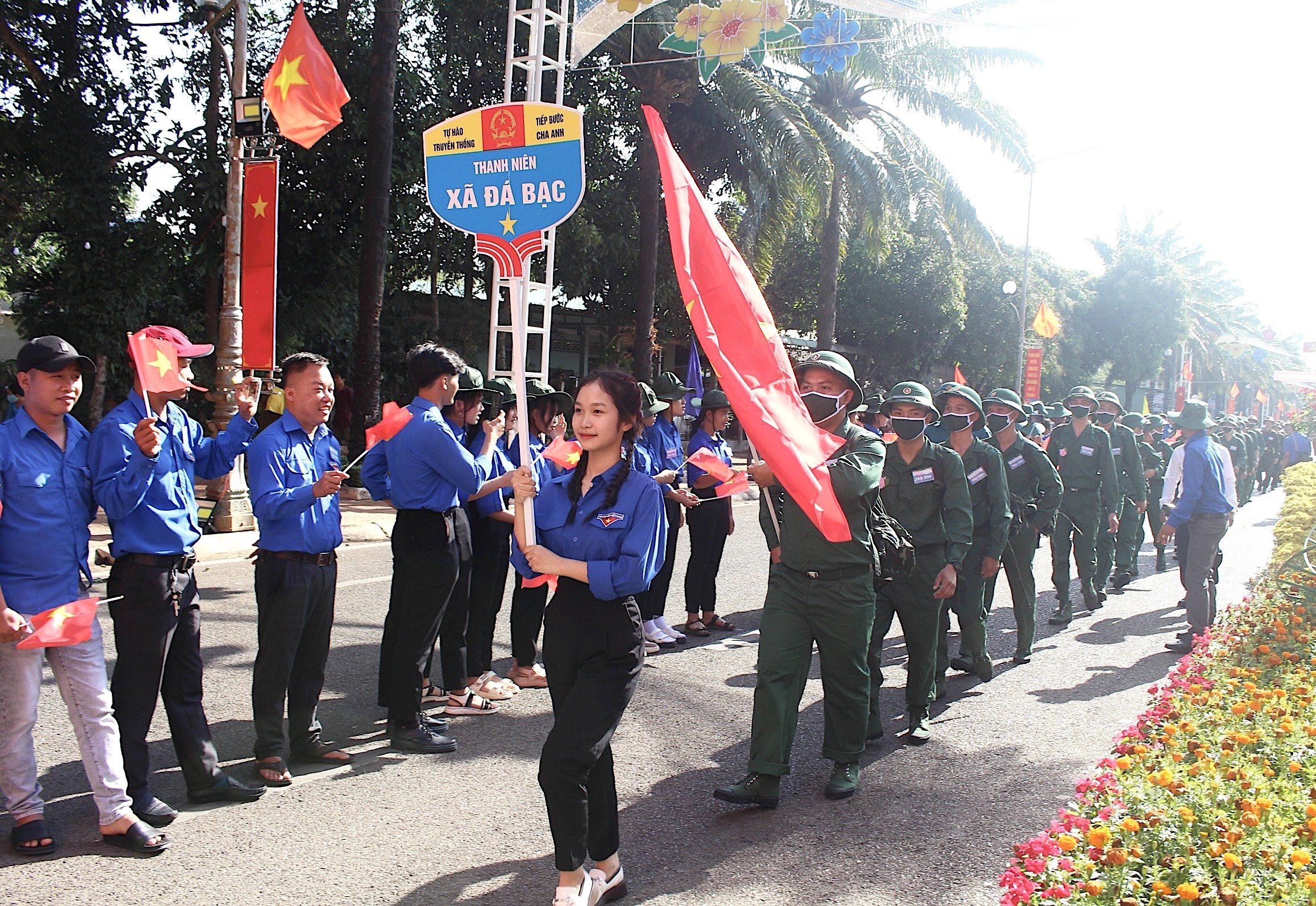 Các tân bình huyện Châu Đức  hành quân viếng Tượng đài chiến thắng Bình Giã. Ảnh: MẠNH QUÂN