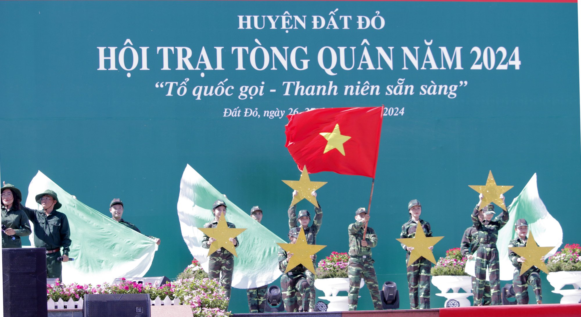 Hội trại tòng quân được tổ chức với các chương trình văn nghệ đặc sắc, mang đậm tính chất lính. Trong ảnh: Tiết mục văn nghệ 