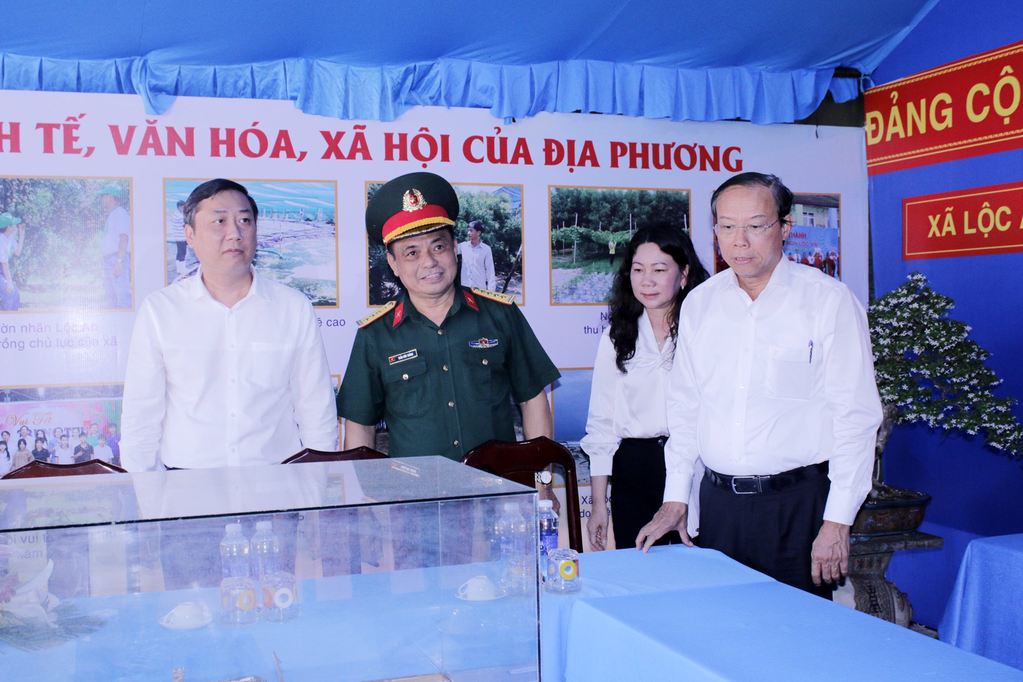 Đại tá Trần Đức Thắng, Phó Chủ nhiệm Chính trị Quân khu 7 và ông Nguyễn Văn Thọ, Phó Bí thư Tỉnh ủy, Chủ tịch UBND tỉnh cùng lãnh đạo huyện Đất Đỏ tham quan tiểu trại của xã Lộc An. Ảnh: VÂN ANH