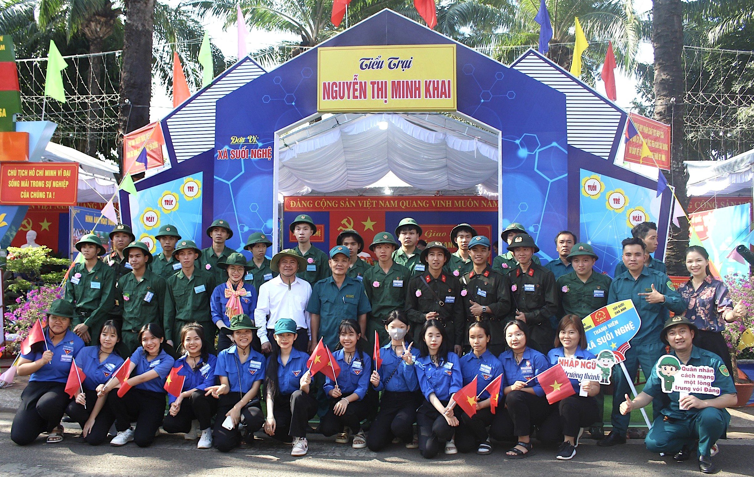 Hội trại tòng quân là sự quan tâm, tiếp sức của chính quyền địa phương đối với thanh niên nhập ngũ. Trong ảnh: Tân binh xã Suối Nghệ (huyện Châu Đức) cùng đoàn viên thanh niên chụp ảnh kỷ niệm tại hội trại tòng quân năm 2024. Ảnh: MẠNH QUÂN