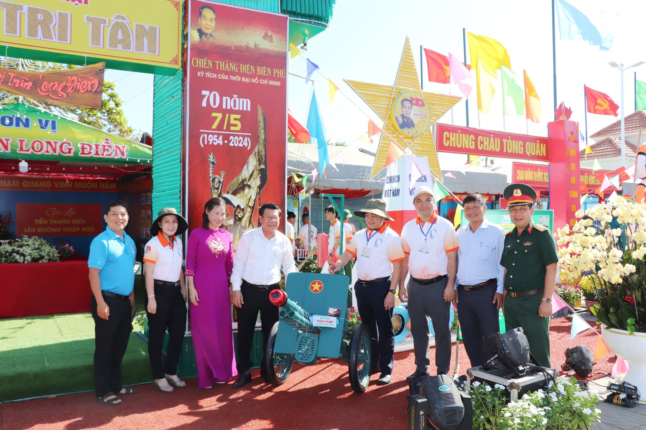 Ông Nguyễn Văn XInh, Ủy viên Ban Thường vụ, Trưởng Ban Tuyên giáo Tỉnh ủy; bà Lê Thị Kim Thu , Chủ tịch Hội LHPN tỉnh và lãnh đạo huyện Long Điền chụp ảnh lưu niệm tại cổng tiểu trại Hồ Tri Tân (TT.Long Điền), huyện Long Điền. Ảnh: MINH THANH