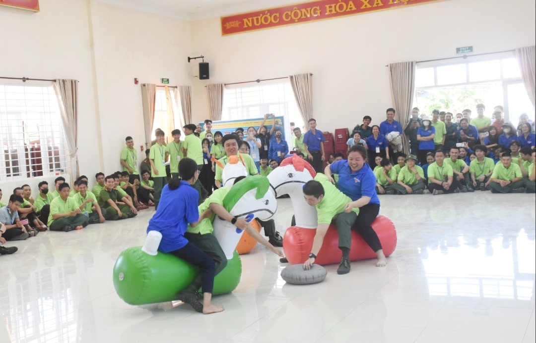 Các trại sinh hào hứng tham gia trò chơi cưỡi ngựa phi sông. Ảnh: TUYẾT MAI
