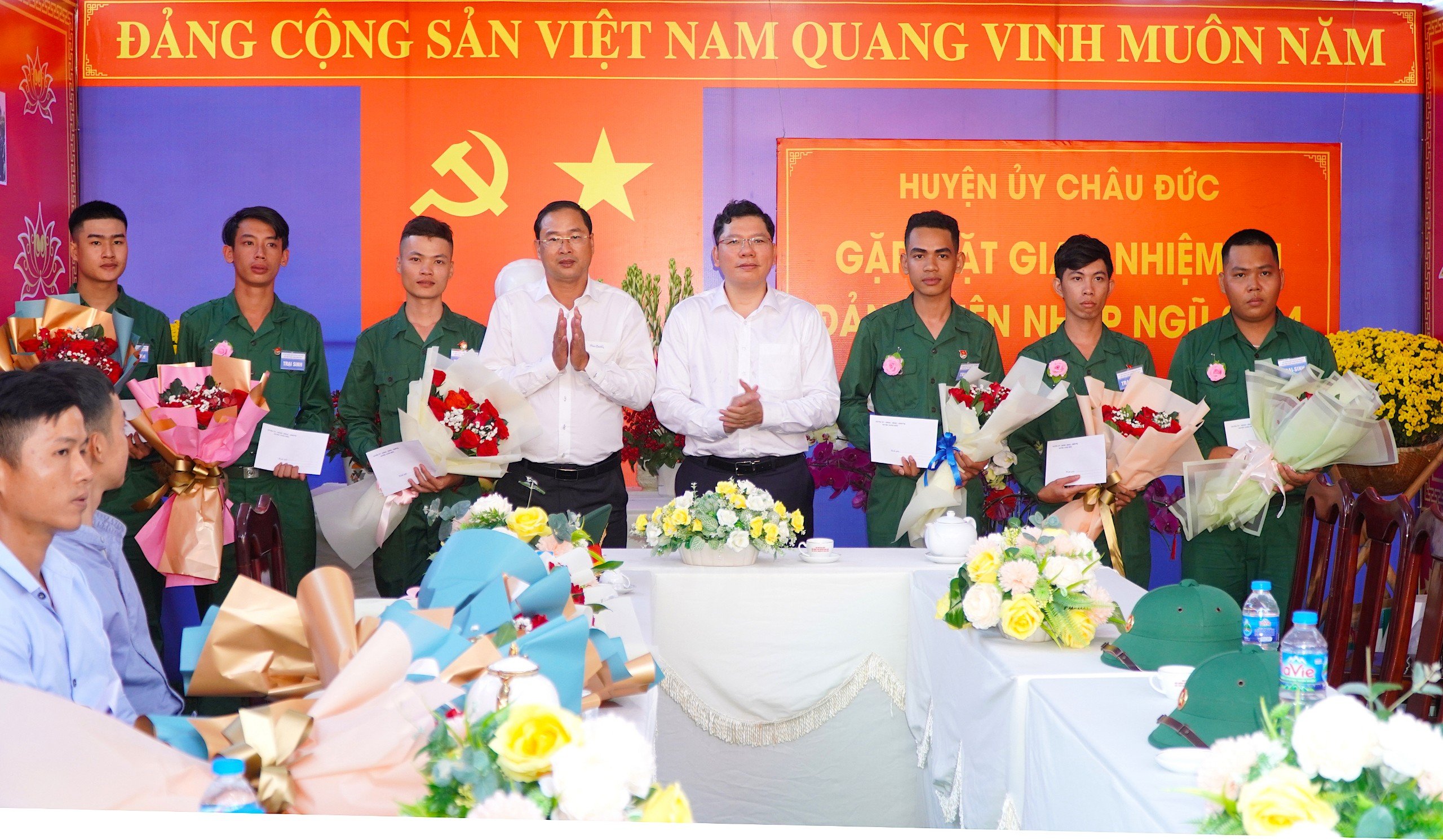 Lãnh đạo huyện Châu Đức gặp mặt các đảng viên xuất ngũ năm 2023 và nhập ngũ năm 2024. Ảnh: MẠNH QUÂN.