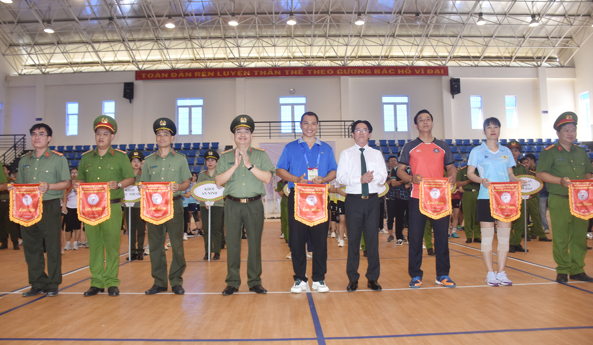 Lãnh đạo Công an tỉnh và Sở VH-TT tặng cờ cho các đội tham gia hội thao