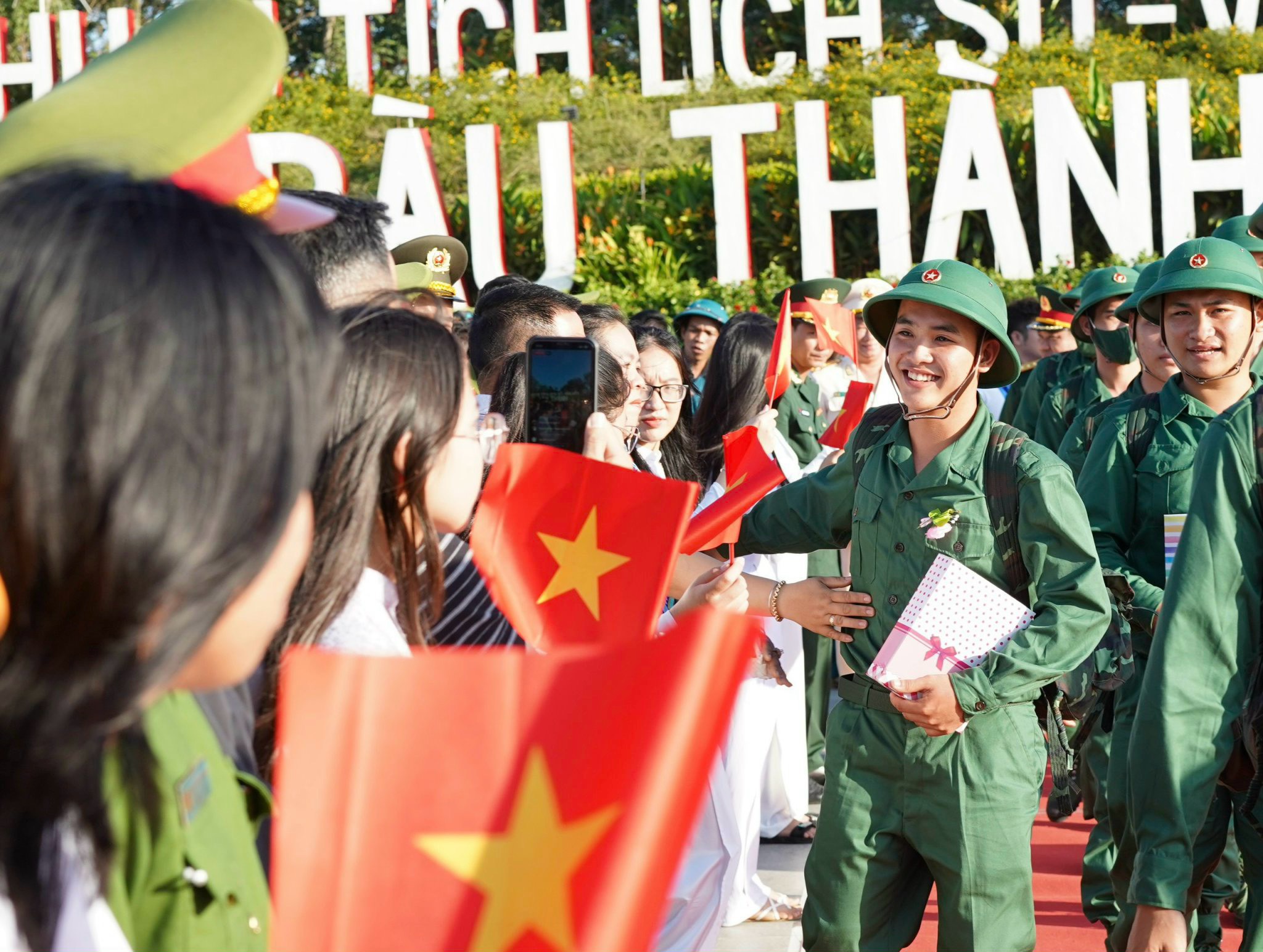 Tại buổi giao quân các tân binh lên đường nhập ngũ vui tươi, phấn khởi. Trong ảnh: Các tân binh huyện Long Điền bắt tay người thân tạm biệt  lên đường nhập ngũ. Ảnh: TRÚC GIANG