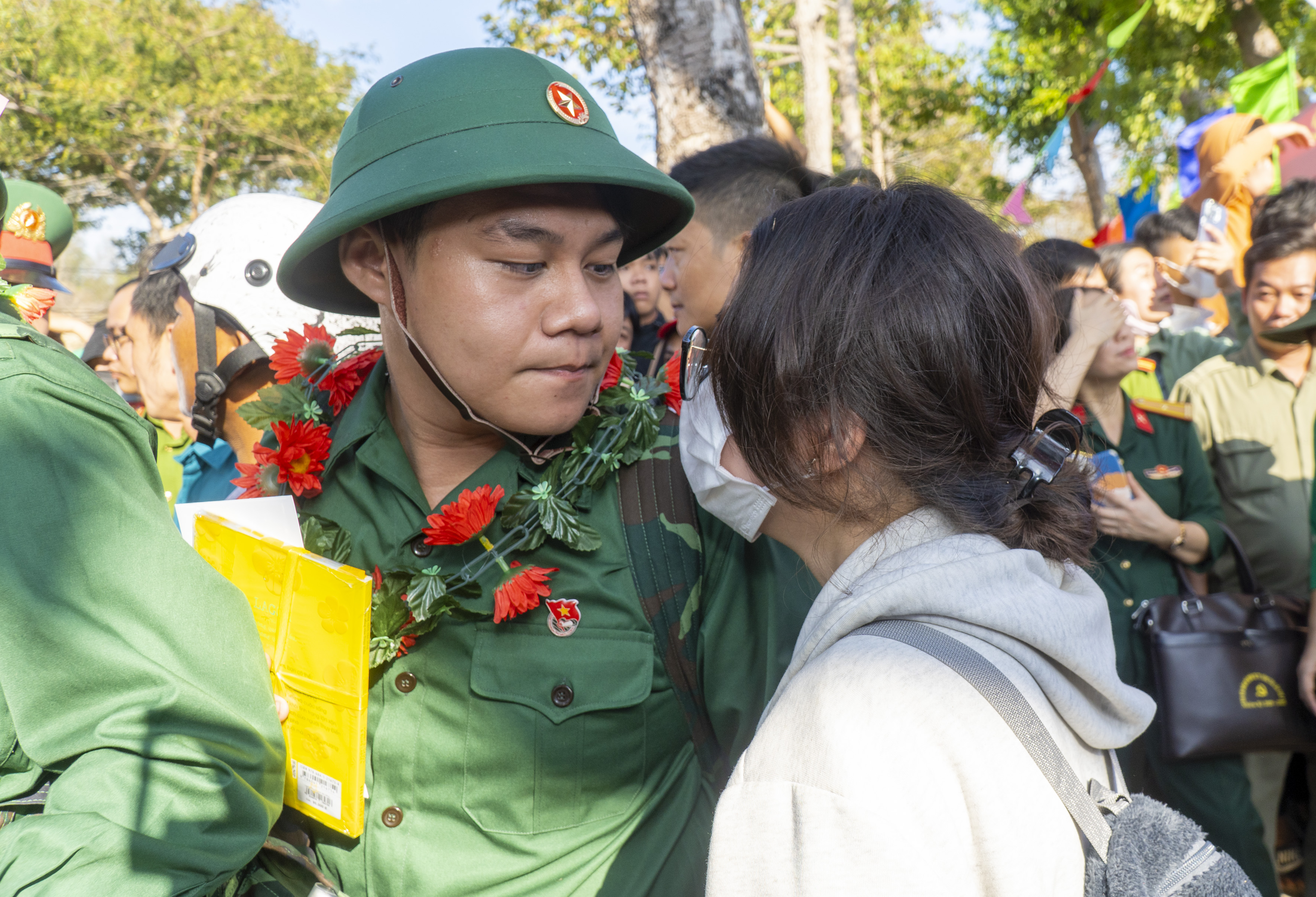 Tân binh trẻ TP.Vũng Tàu bịn rịn chia tay người yêu trước giờ lên đường nhập ngũ. Ảnh: BẢO KHÁNH.