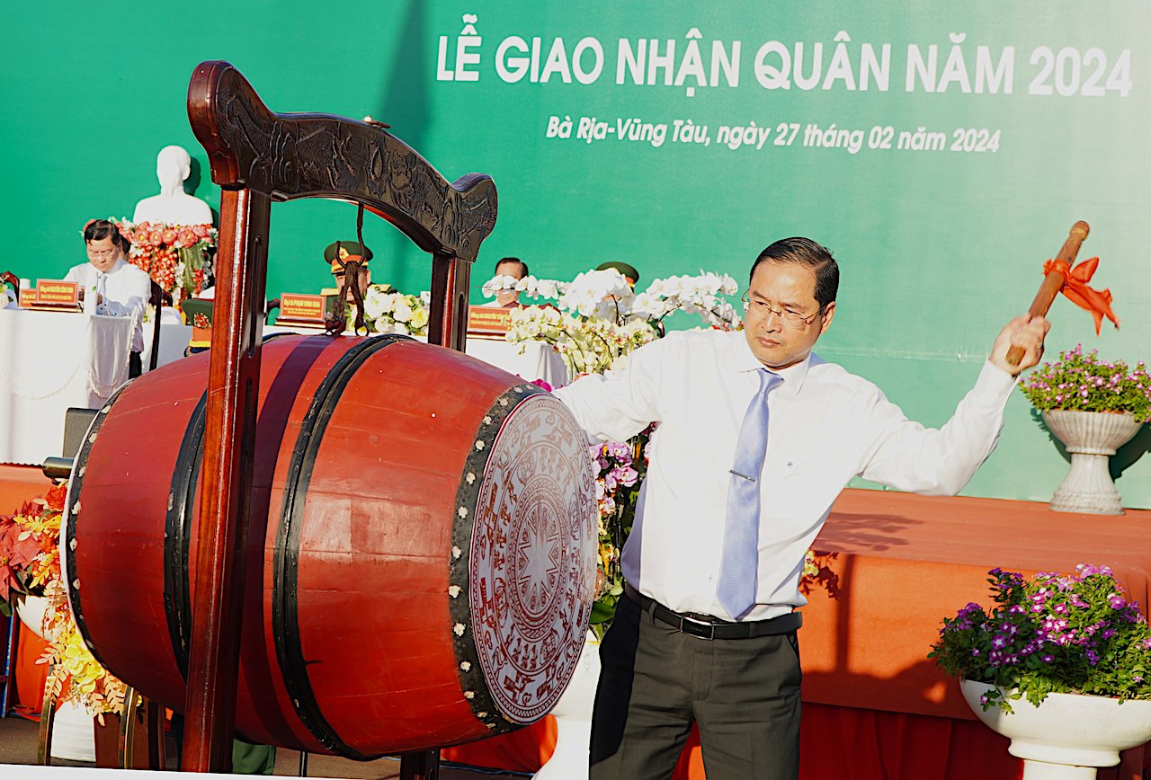 Ông Nguyễn Tấn Bản, Chủ tịch UBND huyện Châu Đức đánh trống khai hội giao quân. Ảnh: MẠNH QUÂN.