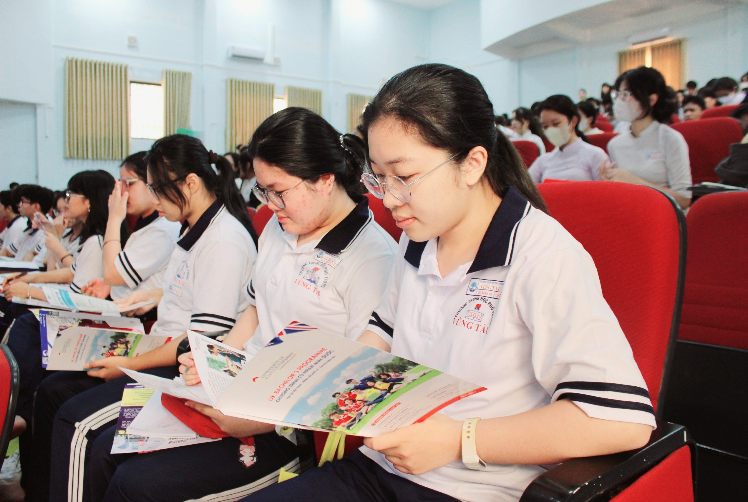 Các em HS tham gia chương trình Tư vấn tuyển sinh.