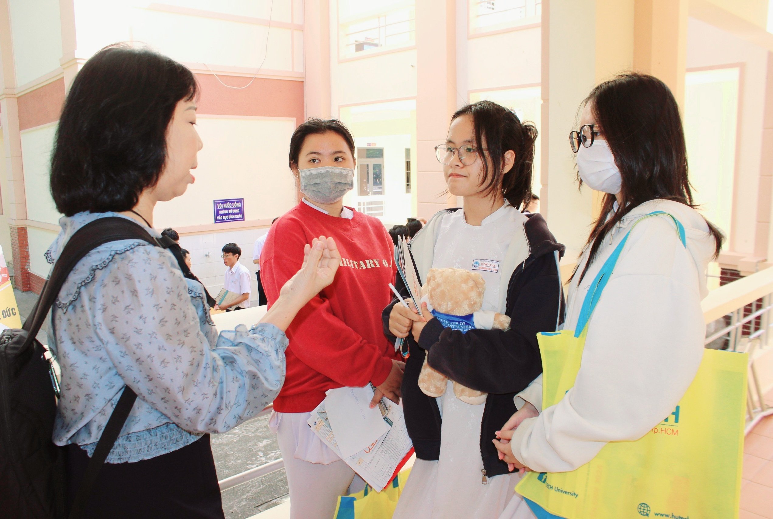 TS. Lê Thị Thanh Mai, chuyên gia Hướng nghiệp - Tuyển sinh, nguyên Trưởng Ban Công tác SV ĐH Quốc gia TP. Hồ Chí Minh tư vấn cho HS Trường THPT Vũng Tàu.