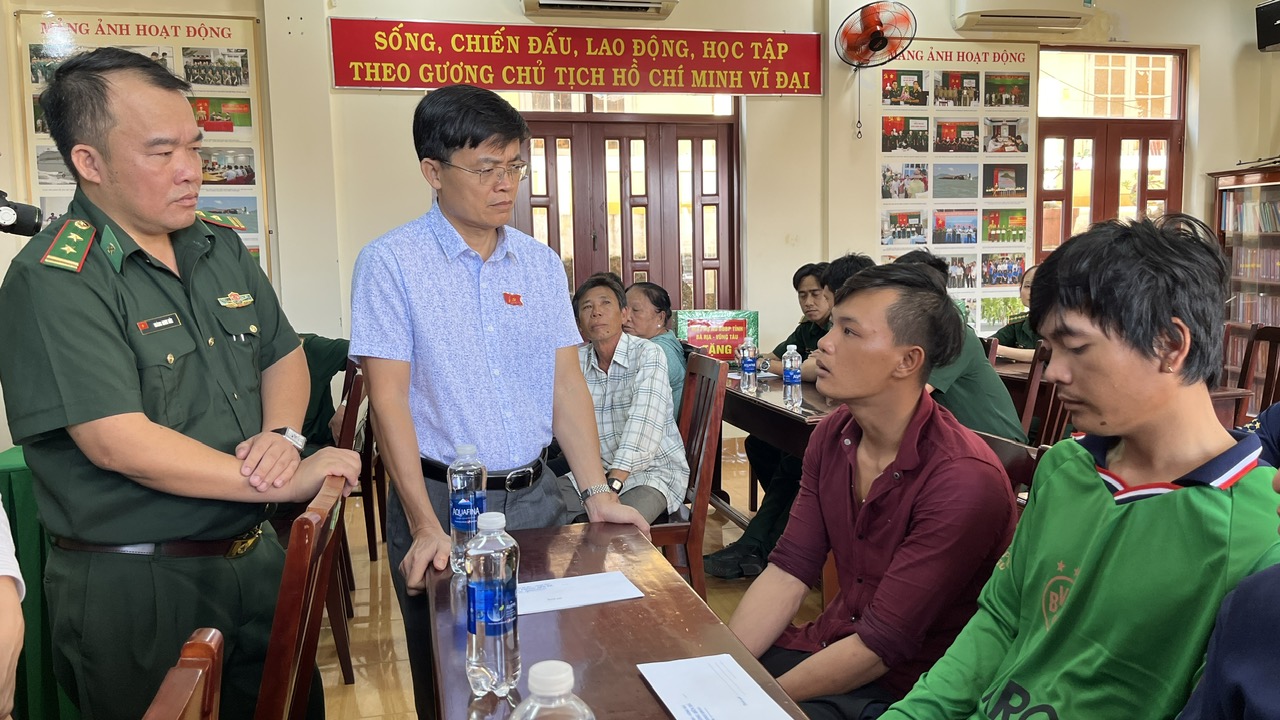 Đồn Biên phòng Bến Đá, BĐBP tỉnh và UBND TP.Vũng Tàu thăm hỏi, động viên các ngư dân bị nạn trên biển.