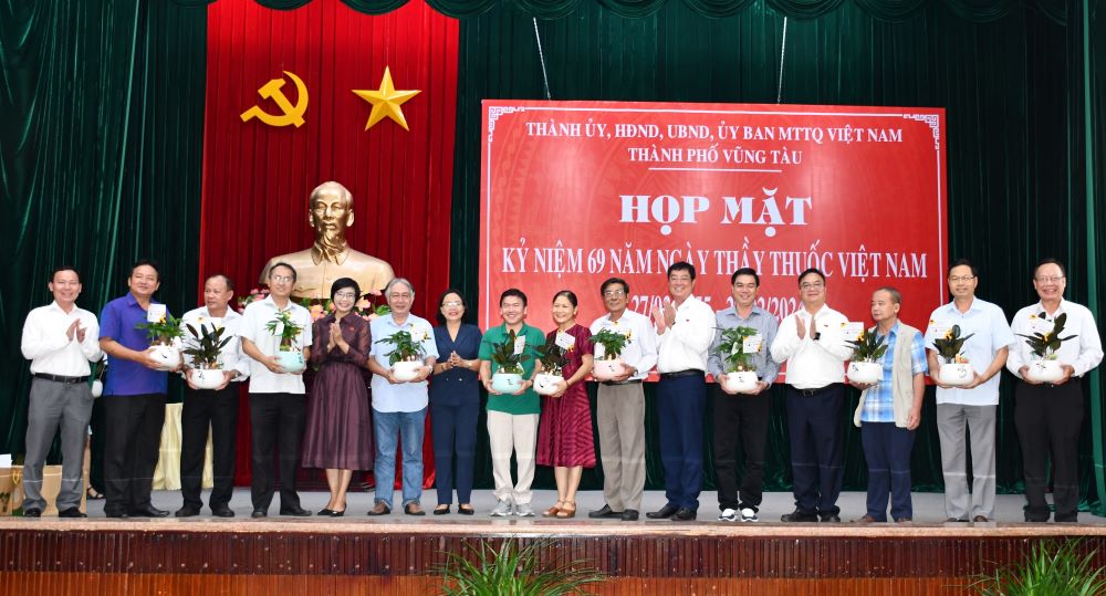 Lãnh đạo TP.Vũng Tàu tặng quà tri ân đội ngũ y, bác sĩ các đơn vị y tế.