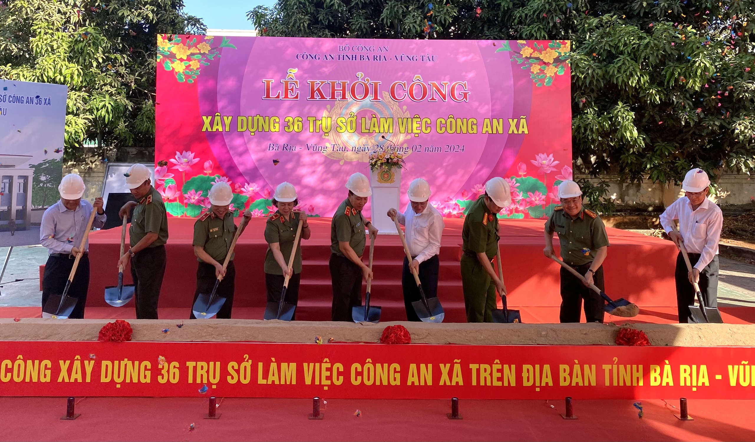 Lãnh đạo Bộ Công an cùng UBND tỉnh, Công an tỉnh tham dự nghi thức khởi công trụ sở Công an xã Tân Hòa