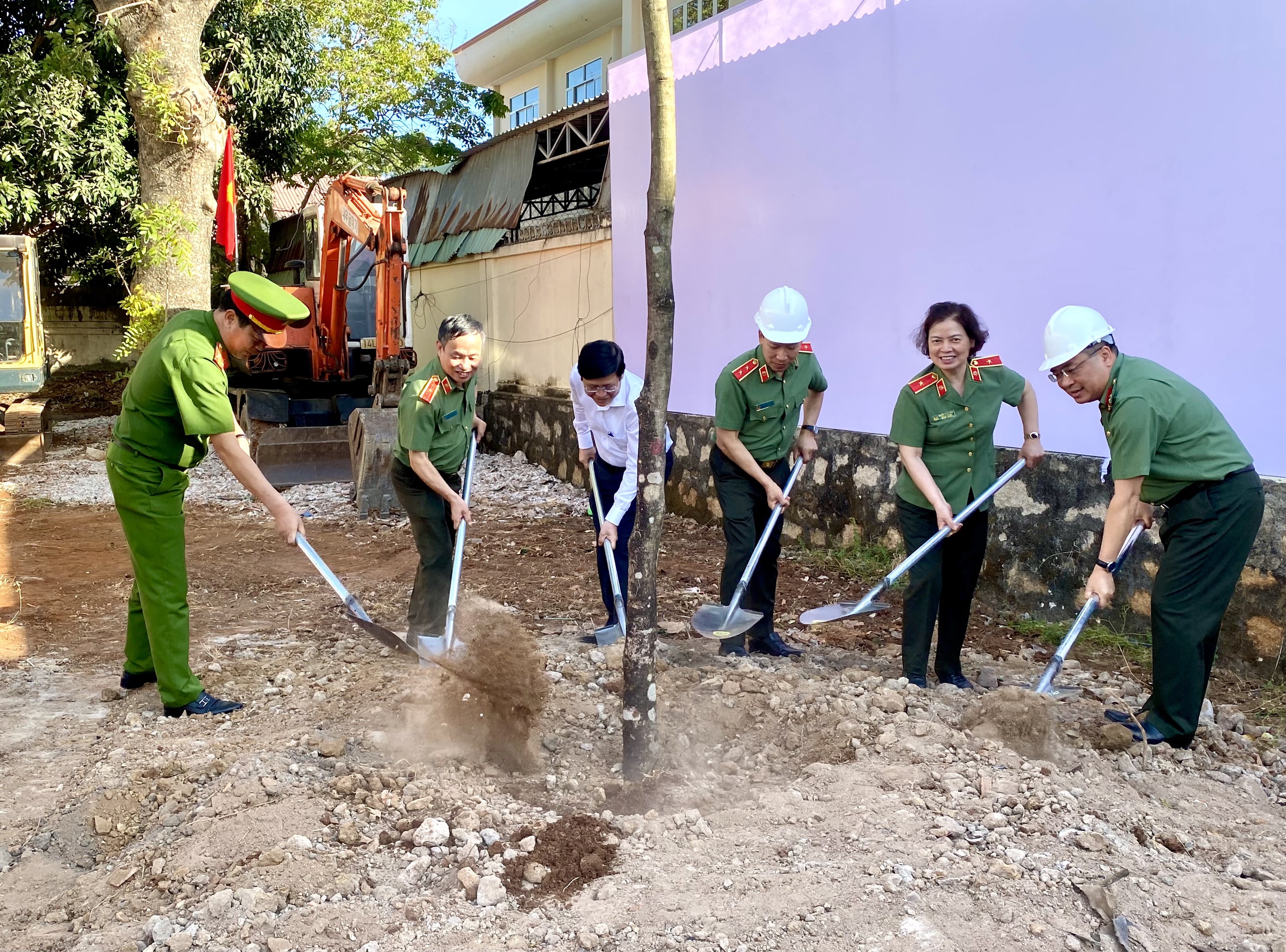 Các đại biểu trồng cây tại lễ khởi công trụ sở Công an xã Tân Hòa