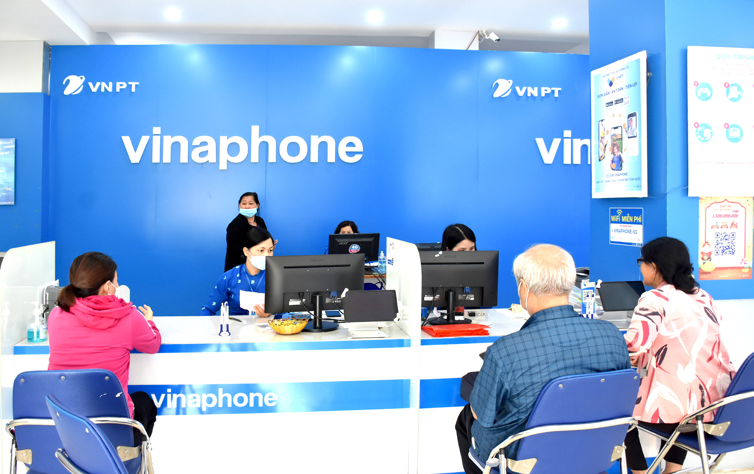 Các nhà mạng đã chuẩn bị kỹ lưỡng và có chính sách hỗ trợ tối đa cho người dân chuyển đổi từ 2G lên 4G.  Trong ảnh: Khách hàng giao dịch tại VNPT Vinaphone Bà Rịa-Vũng Tàu.