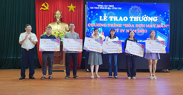 Cục Thuế tỉnh trao thưởng chương trình “Hóa đơn may mắn”  cho khách hàng.