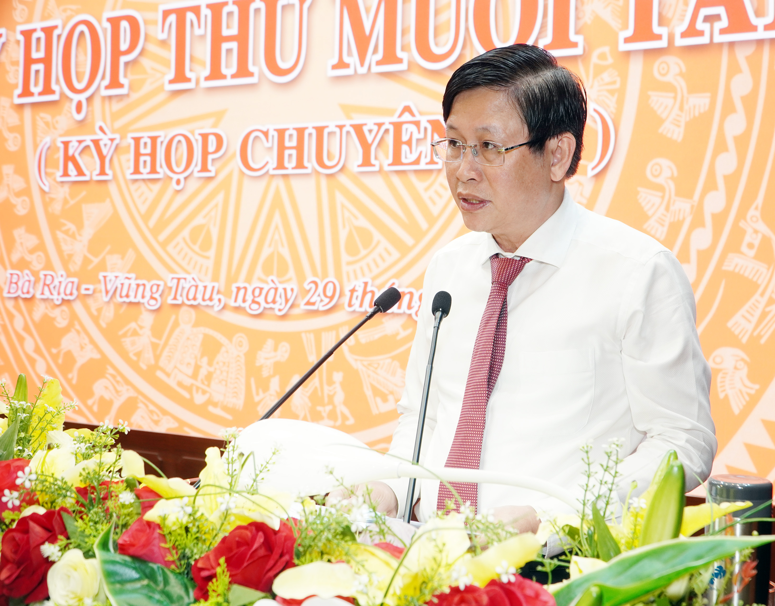 Ông Lê Ngọc Khánh, Phó Chủ tịch UBND tỉnh trình bày tờ trình của UBND tỉnh đề xuất chủ trương đầu tư dự án.