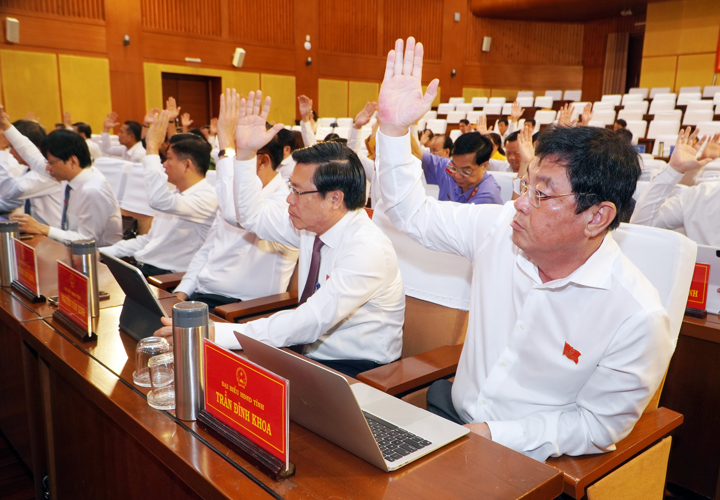Các đại biểu HĐND tỉnh bỏ phiếu thông qua nghị quyết.