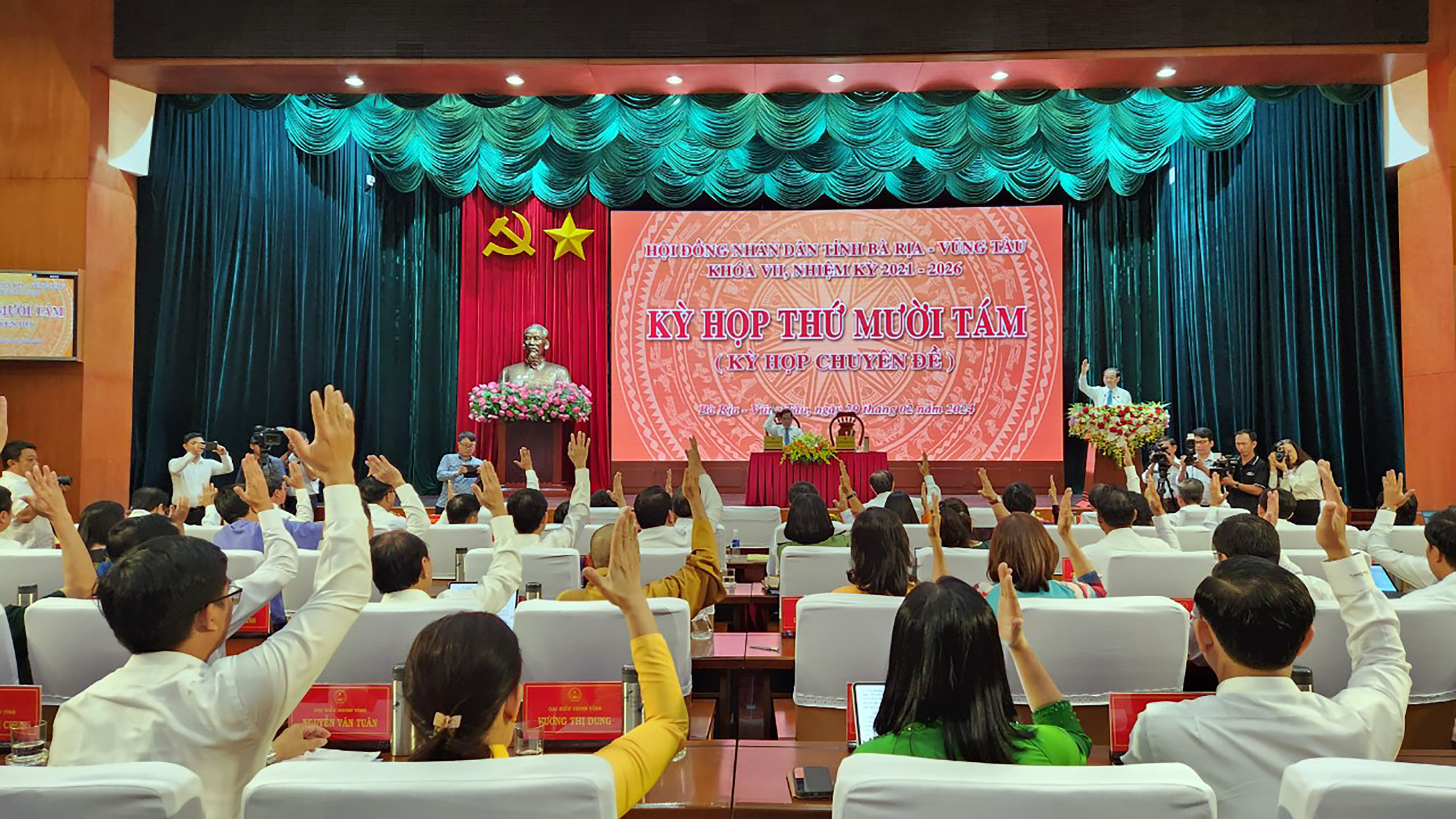 Các đại biểu HĐND tỉnh biểu quyết thông qua nghị quyết phê duyệt chủ trương đầu tư dự án.