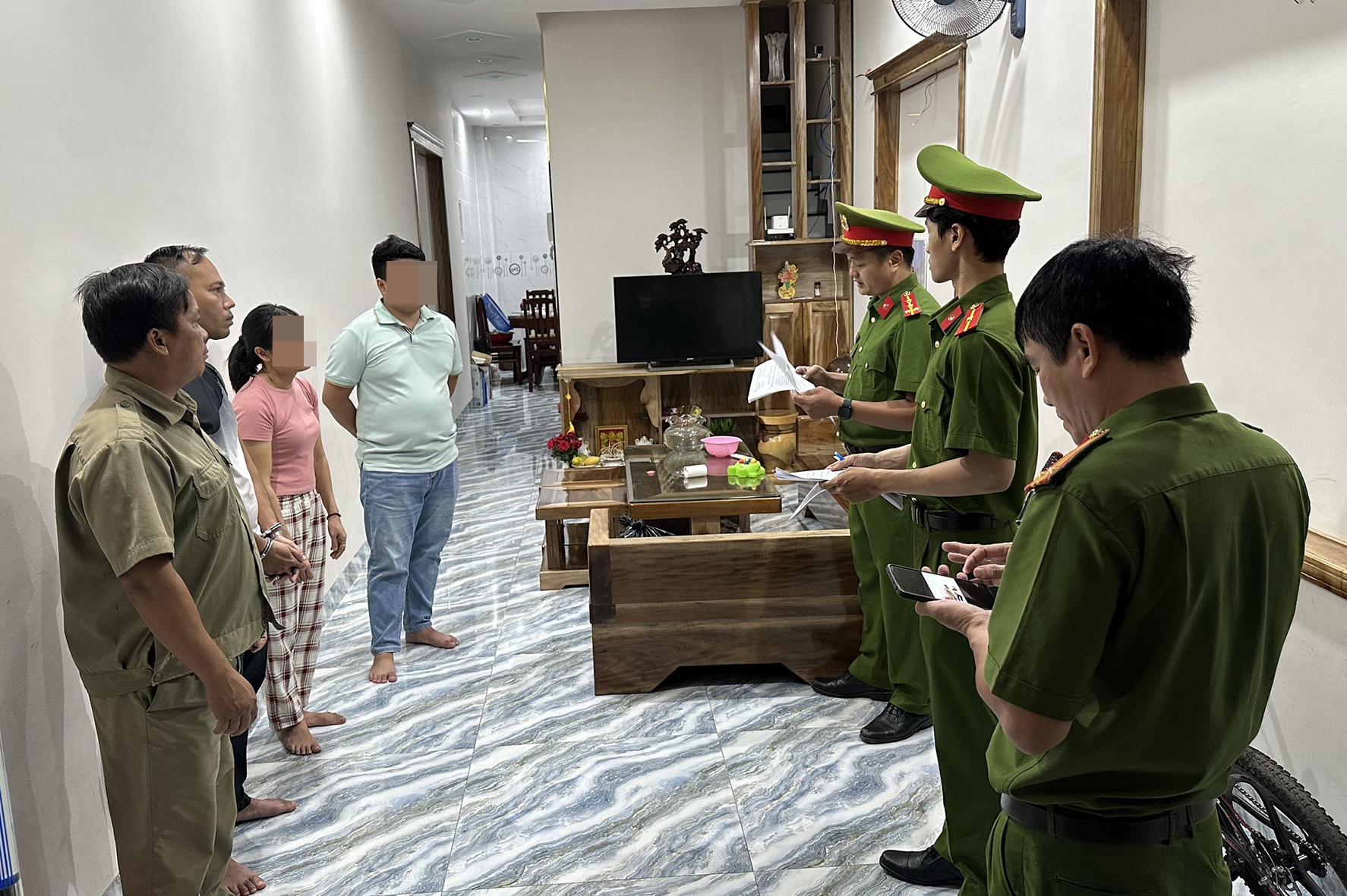 Cơ quan CSĐT Công an TP.Vũng Tàu tống đạt các quyết định khởi tố 1 đối tượng trong vụ án