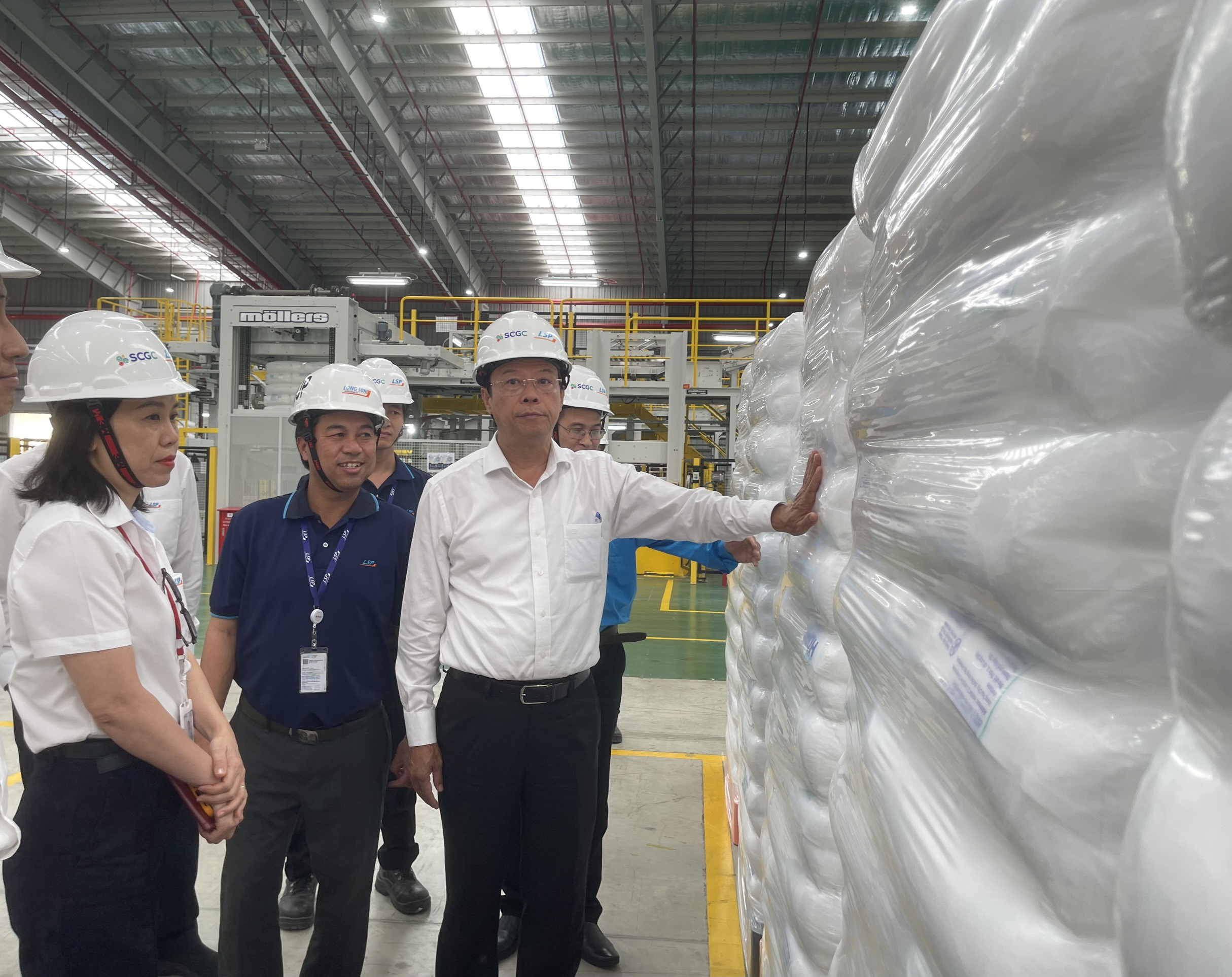 Chủ tịch UBND tỉnh Nguyễn Văn Thọ tham quan Nhà máy sản xuất Tổ hợp hóa dầu Long Sơn sau khi nhấn nút vận hành thử nghiệm toàn bộ dự án ngày 25/12/2023.