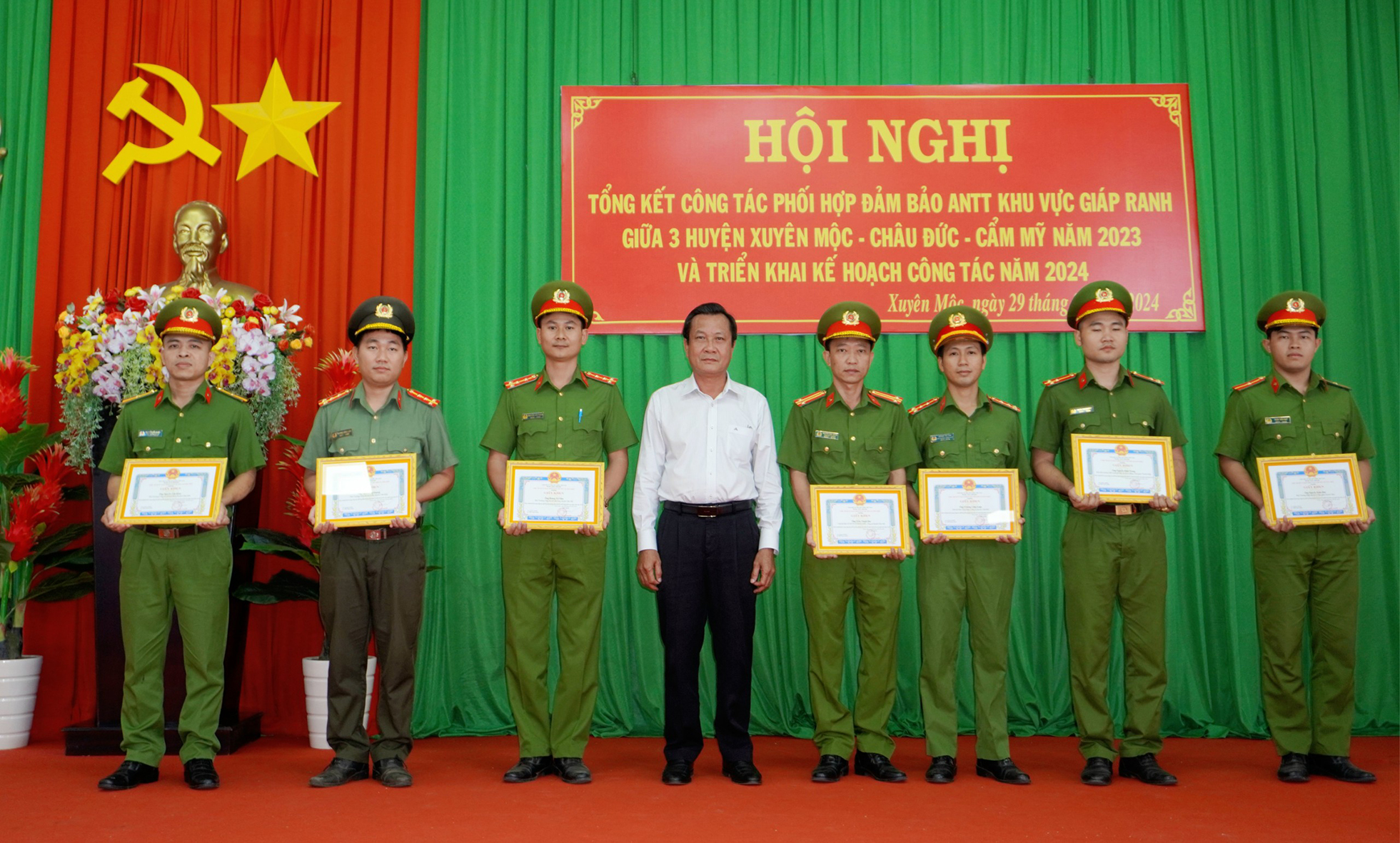 Lãnh đạo UBND huyện Xuyên Mộc tặng 15 giấy khen cho các tập thể và cá nhân của các huyện có thành tích trong công tác đảm bảo an ninh, trật tự trên địa bàn giáp ranh.