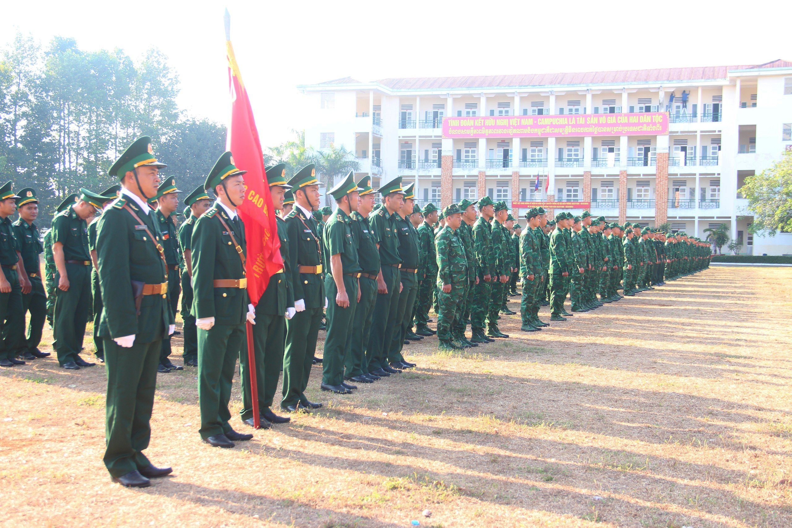 Cán bộ chuyên trách và 475 chiến sĩ mới tham dự buổi lễ ra quân huấn luyện