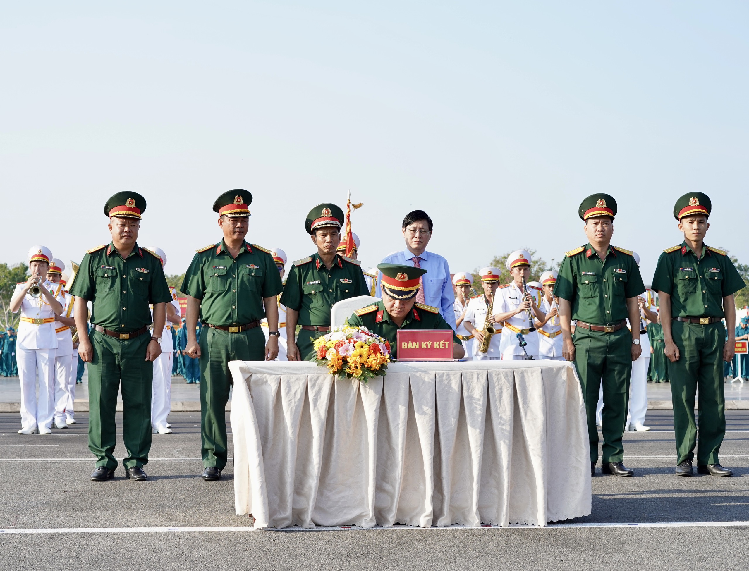 Các đơn vị ký giao ước thi đua mùa huấn luyện năm 2024.
