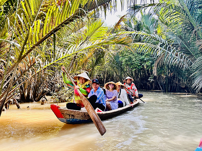 Khách du lịch ngồi xuồng ba lá tham quan cù lao Thới Sơn.