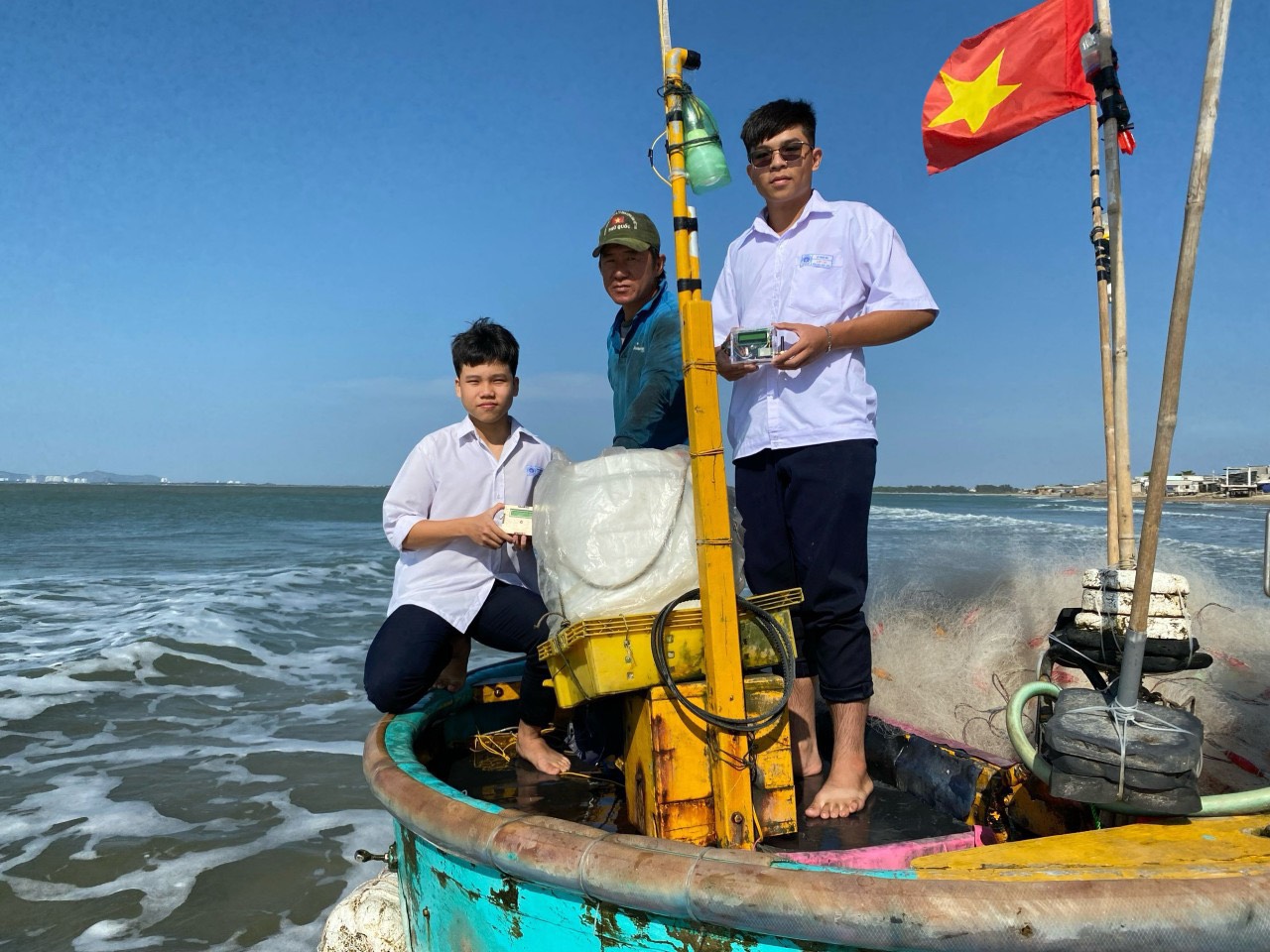 Thanh Sang và Thành Đạt thực nghiệm sản phẩm trên thuyền thúng.