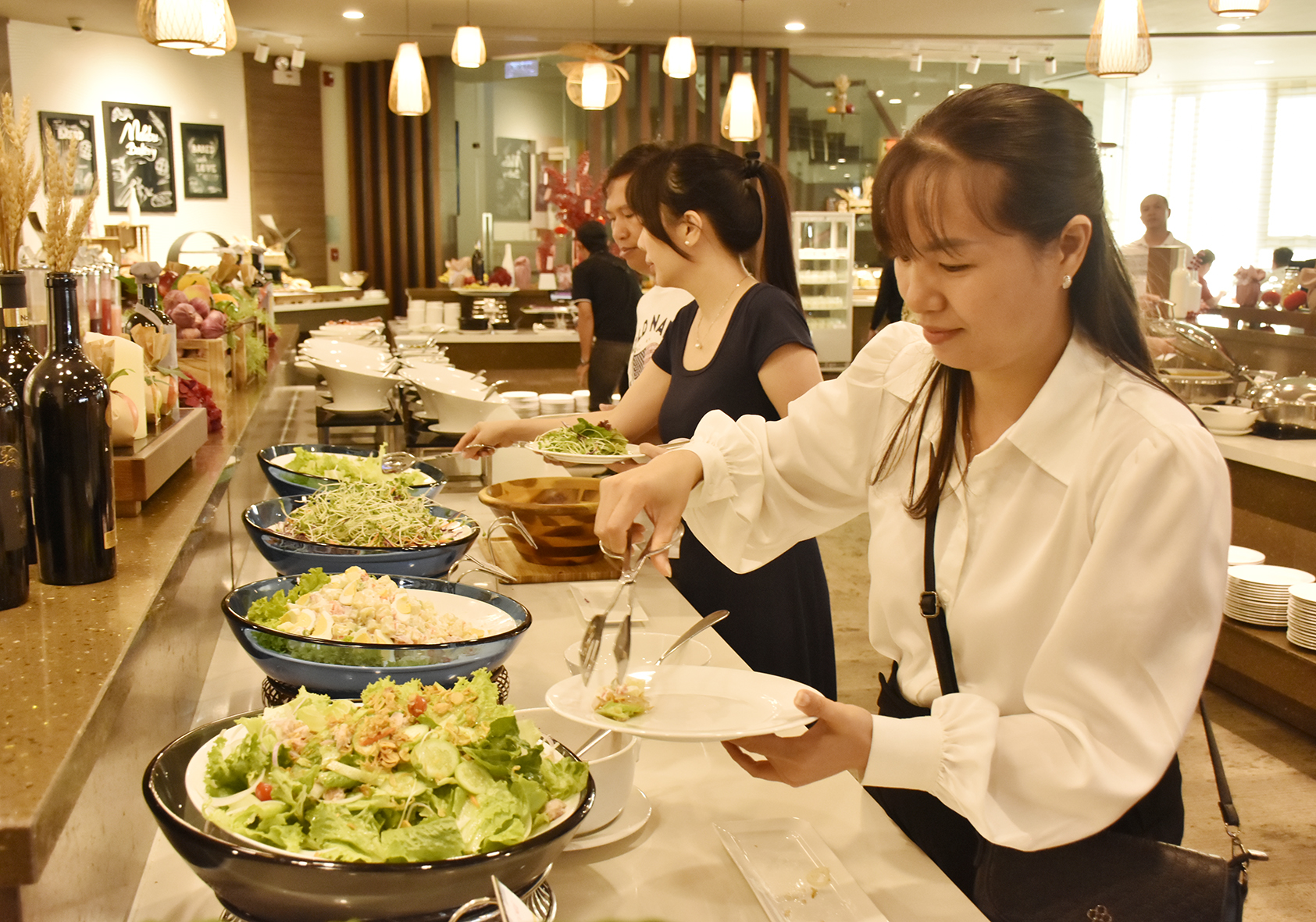 Du khách ăn buffet sáng tại Khách sạn Malibu Vũng Tàu.