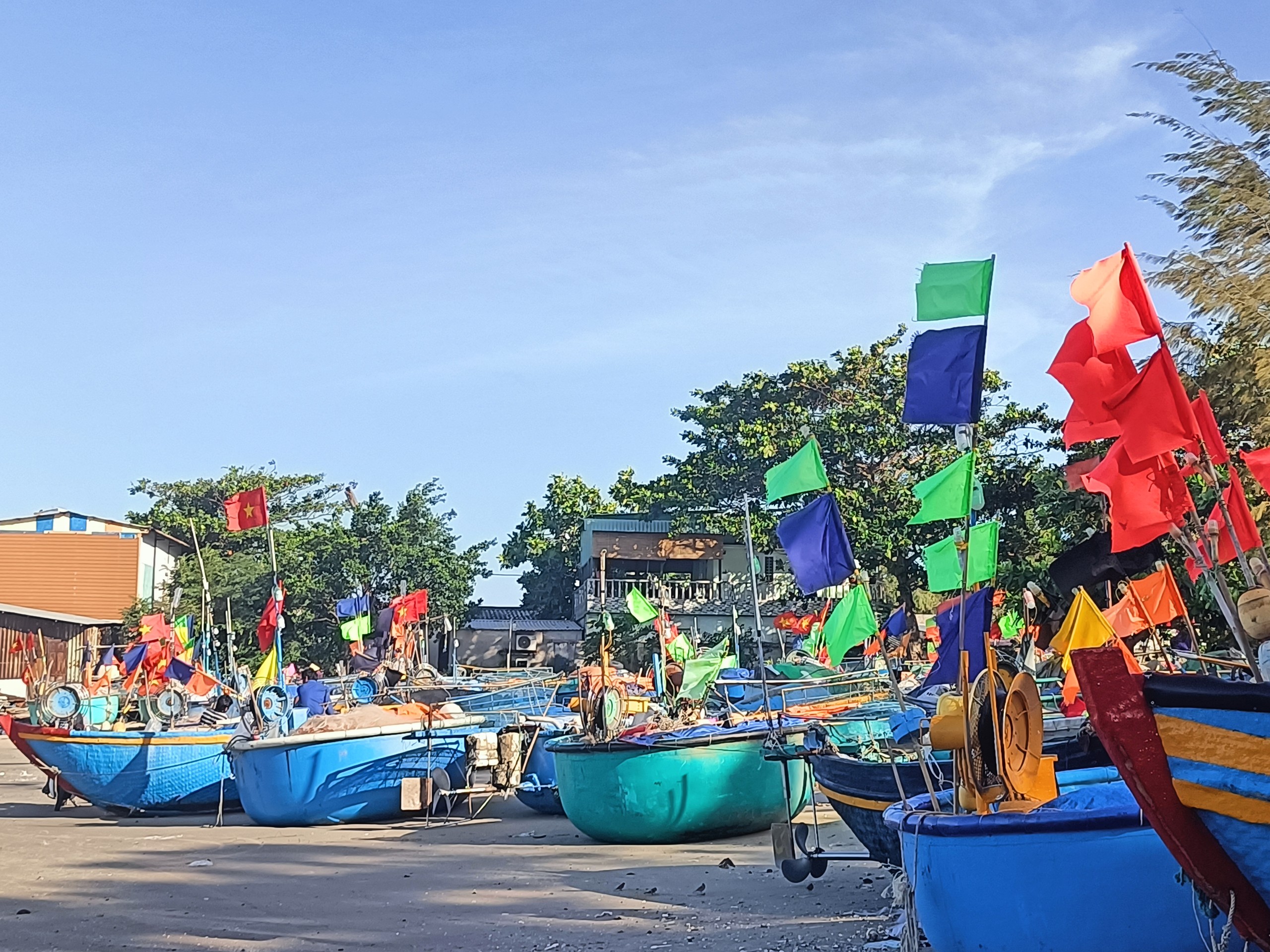 Gió lớn, biển động, không đi biển được, hàng trăm thuyền, thúng ở TT.Long Hải (huyện Long Điền) phải nằm bờ.