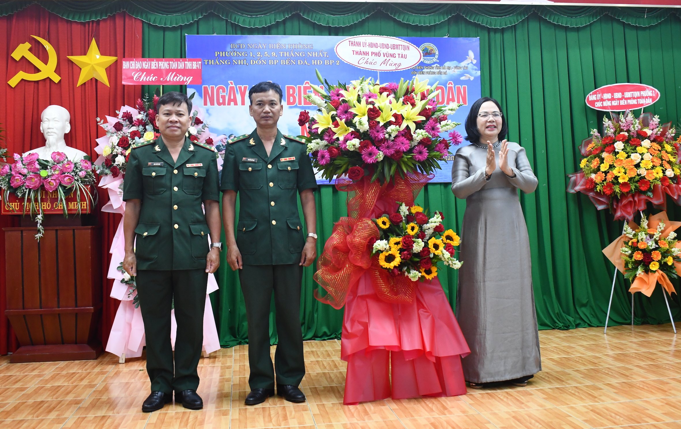Bà Nguyễn Thị Thu Hương, Phó Chủ tịch UBND TP.Vũng Tàu, tặng hoa, chúc mừng Đồn Biên phòng Bến Đá.