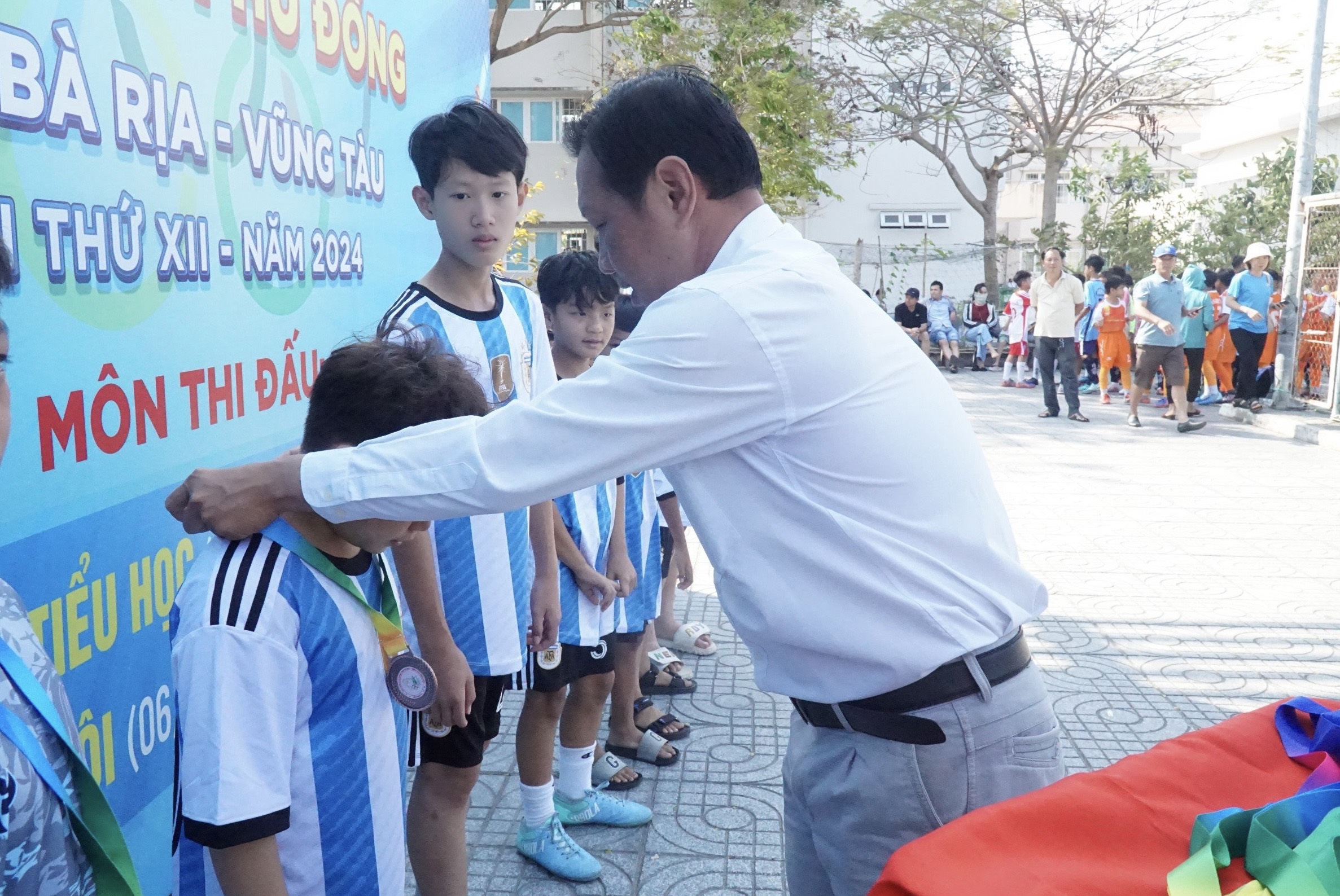 BTC trao huy chương cho đội bóng đồng hạng Ba.