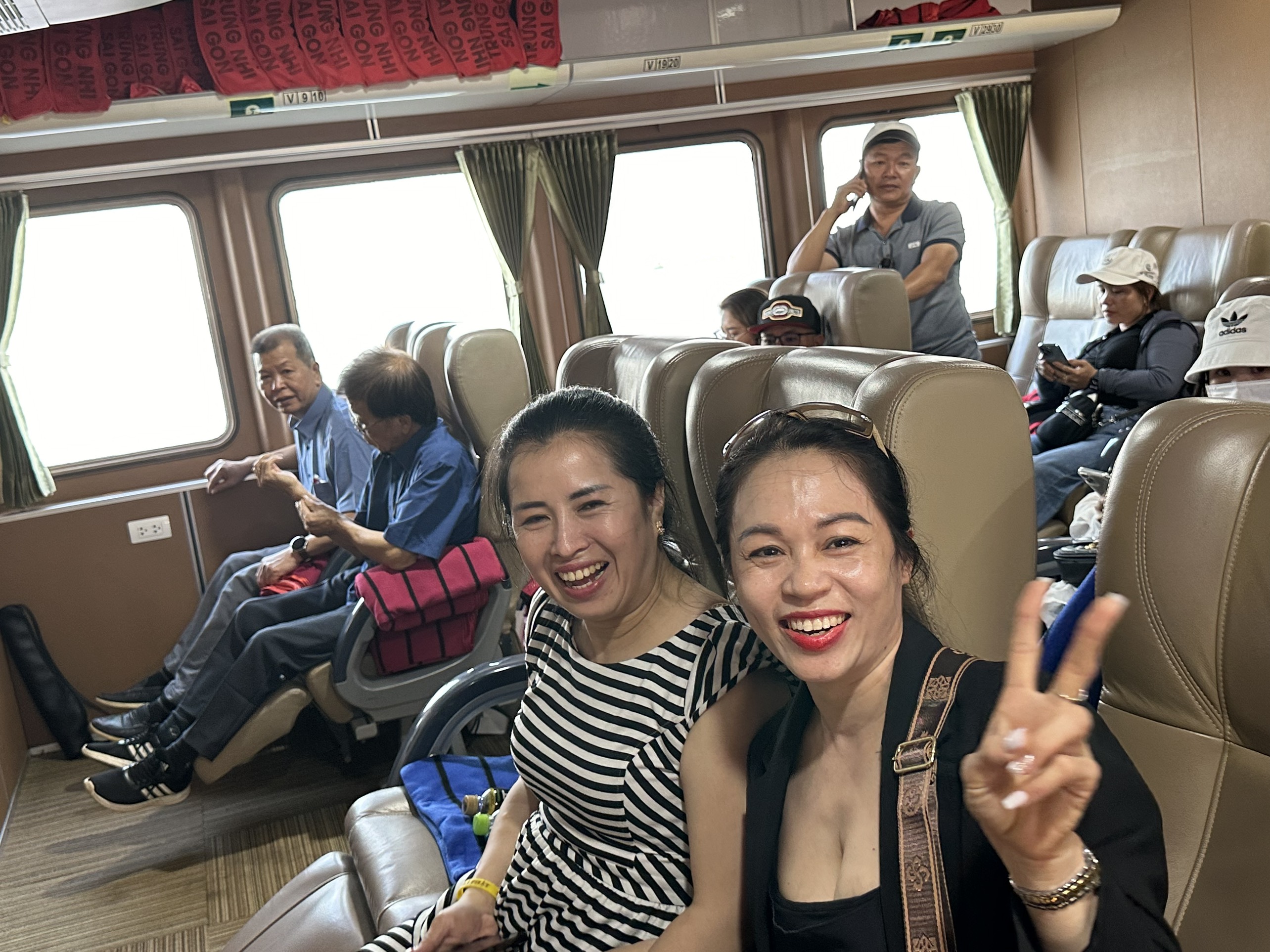 Chị Nguyễn Thị Thu Hà đến TX.Phú Mỹ (bìa phải) vui vẻ chụp hình kỷ niệm chuyến đi ra Côn Đảo